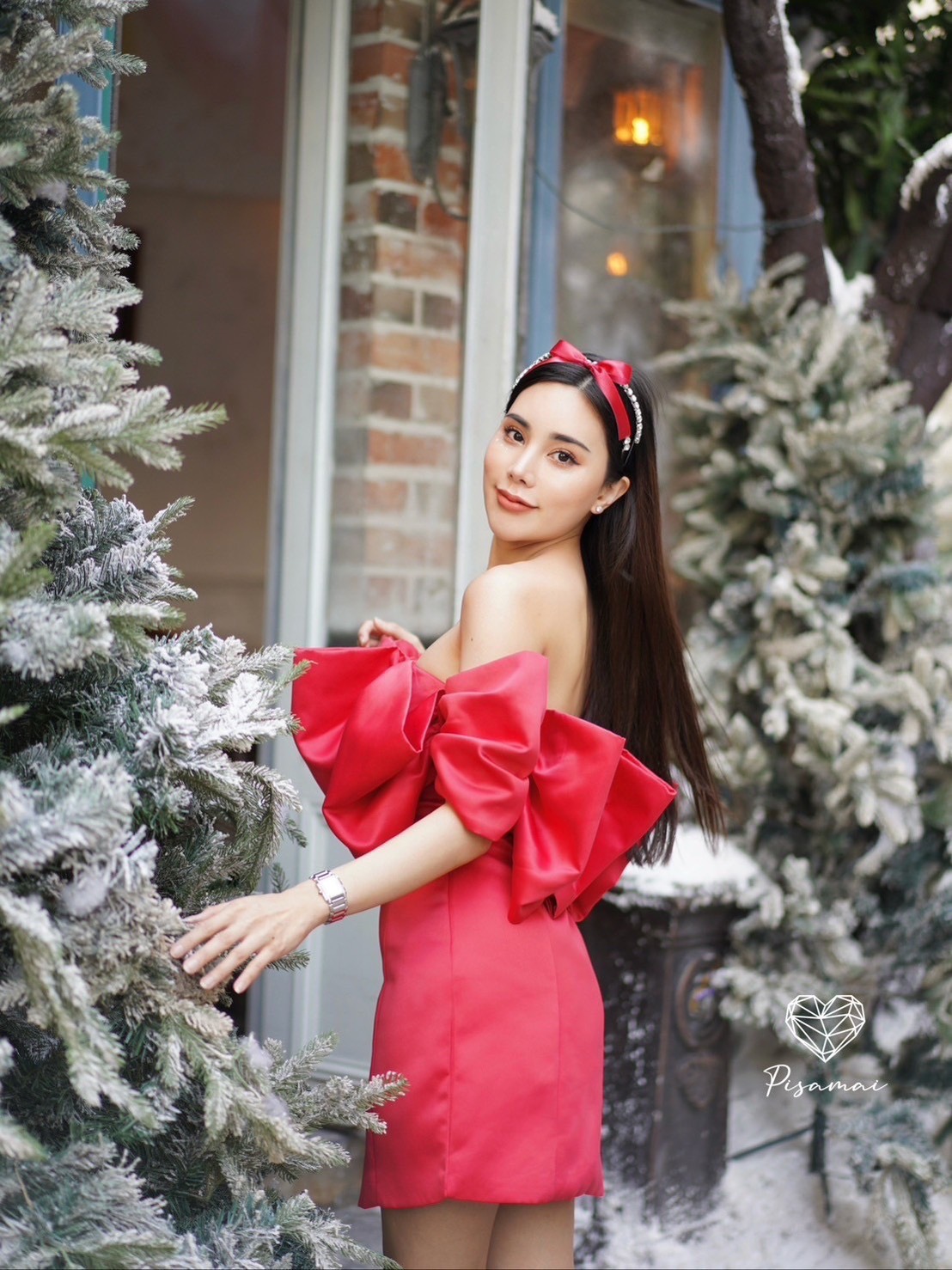 เดรสเกาะอกโบว์3Dตัวสั้นสีแดง ใส่แล้วดูแพงมากๆค่า อลังมากจริงๆ รุ่นนี้ร้านแนะนำมากๆค่า ใส่ฟินนาเล่มาก ใครหาชุดถ่ายรูปสวยๆอยู่ไม่มีผิดหวังเลย ที่สำคัญผ้าใส่สบายมากกก มือต้องไวเลยค่ารุ่นนี้