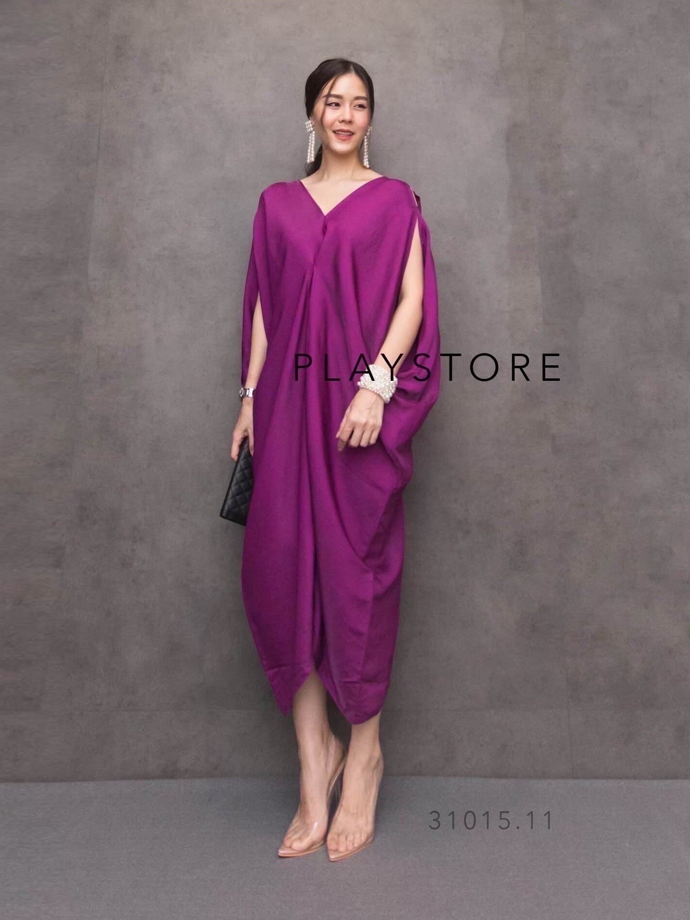 เดรสดีไซน์เก๋ ทรงโคร่งๆ คอวีไหล่เว้า ใส่ออกงานสวยสง่า เนื้อผ้าสวยเล่นแสงดี มีความเหลือบๆประกาย ใส่แล้วผ่องมีออร่า เหมาะกับสาวทุกไซส์ ใส่สบายสุดๆ ใส่ออกงานเริ่ด..ตอบโจทย์ทุกโอกาส หรูหราทุกสี!!! #mirrorsister #ถ่ายจากสินค้าจริง #งานป้ายMiRRoRsister #31015.1