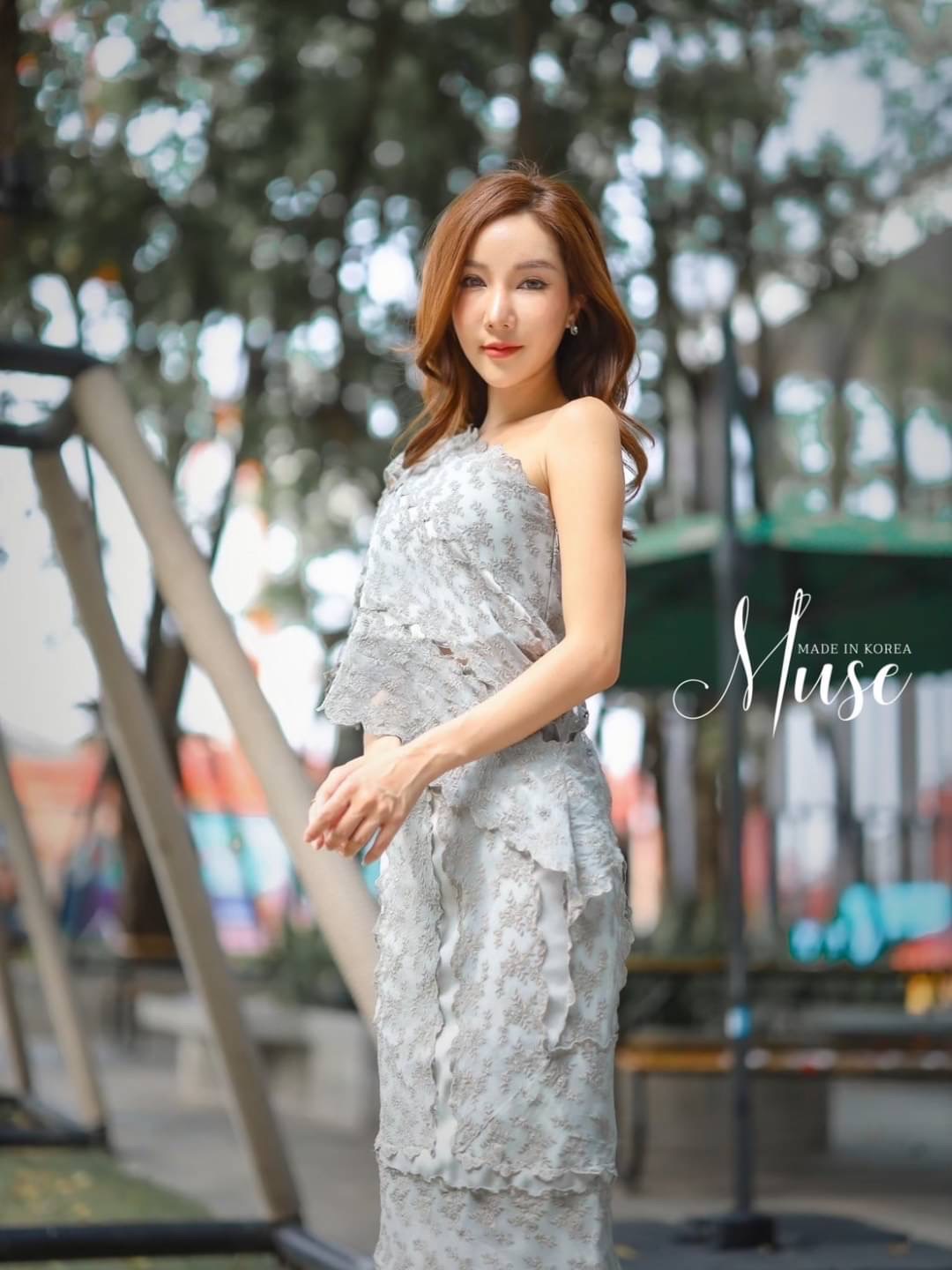 เซ็ตเสื้อลูกไม้ทรงสะพายไหล่ทรงเฉียง ใส่คู่กับกระโปรงเอวสูง ตัวผ้าเป็นผ้าลูกไม้อย่างดี บอกเลยว่าสวยแพงมากๆ