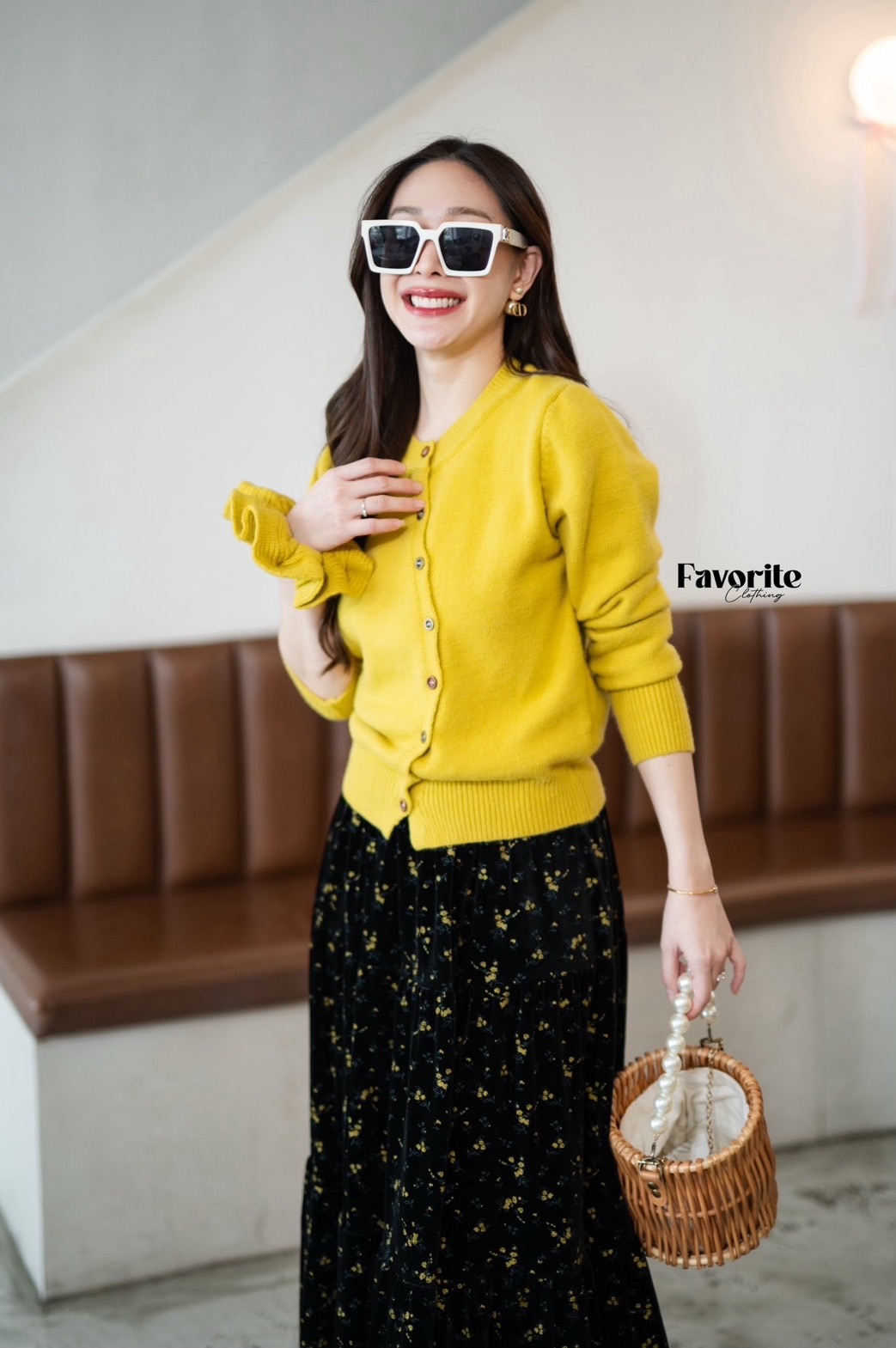 Set เสื้อไหมพรม+กระโปรง❣️ Set เสื้อไหมพรมแขนยาว งานกระดุมหน้าดีเทลกระดุมมีเลเยอร์ดูสวยเก๋มากค่ะ มาพร้อมกระโปรงผ้ากำมะหยี่ลายดอก เอวสม็อค งานมีซับในด้วยนะคะ แถมที่มัดผมเข้าชุดด้วยน๊า(free hair tie) เซทนี้ใครได้ไปคือคุ้มมาก