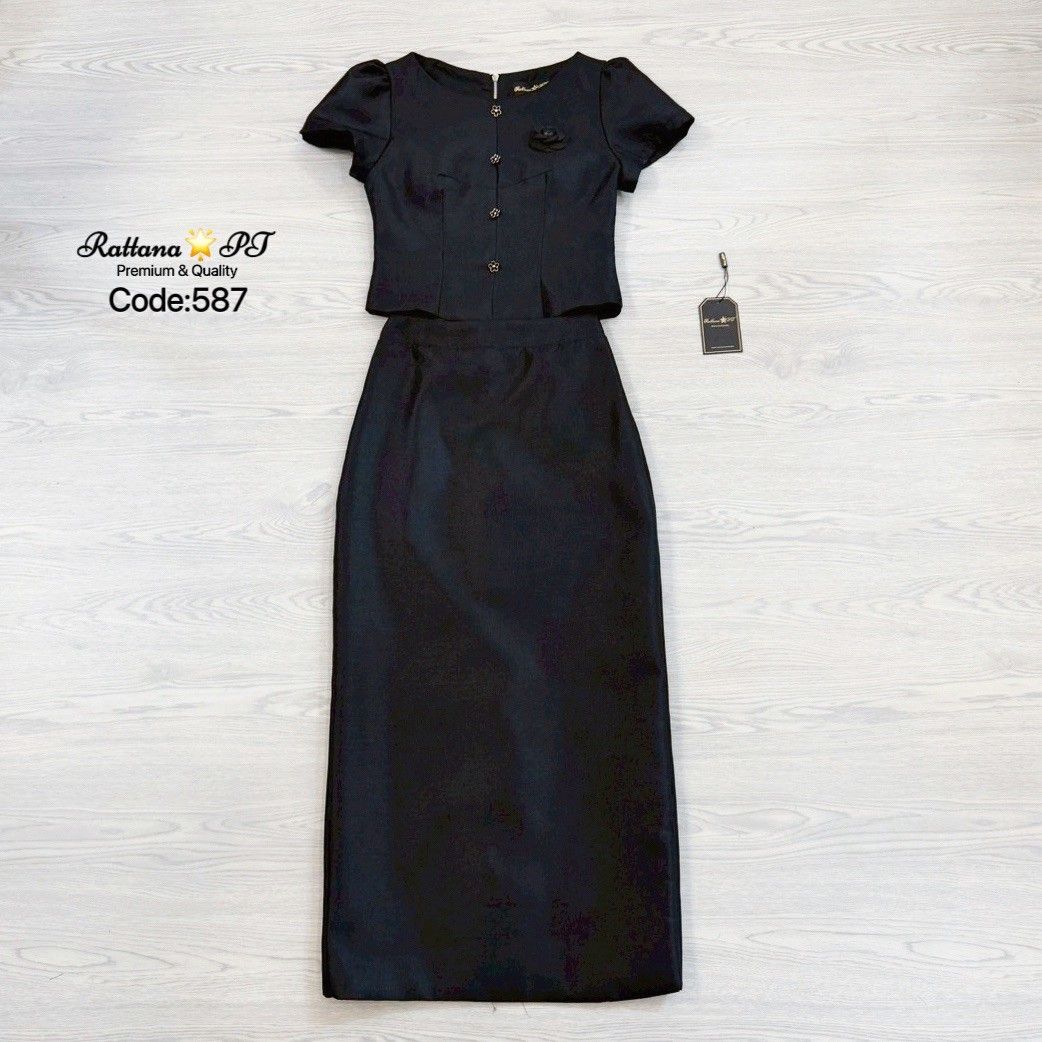 TAG:Rattana🌟PT Code : 587 Detail :: ชุดเซต เรียบหรูดูแพง เนื้อผ้าดีมาก เสื้อแต่งกระดุมด้านหน้า มีเข็มกลัดดอกไม้ติดที่หน้าอก สามารถถอดออกได้ หน้าอกมีฟองน้ำ มีซับในทั้งชุด มีซิบด้านหลัง จะใส่ไปงานบุญ งานบวช งานแต่ง ชุดนี้เหมาะสมมาก หรอใส่ออกงาน ดูดี