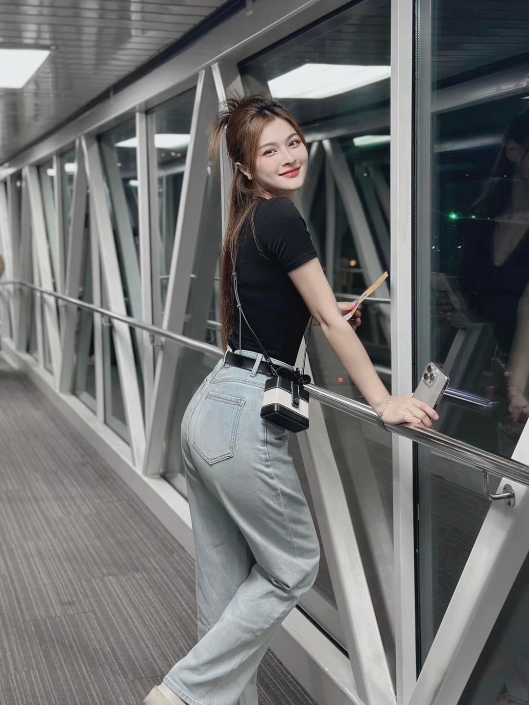 Set 3 ชิ้นลุคคุณหนูสายชิค เสื้อยืดคอวีผ้านุ่มเด้ง สีดำ (มีฟองน้ำ) ใส่แล้วผิวดูผ่อง เนื้อผ้ายืดหยุ่นพอดีตัว ไม่ย้วยง่าย แมตช์กับกางเกงยีนส์สีอ่อนทรงกระบอกใหญ่