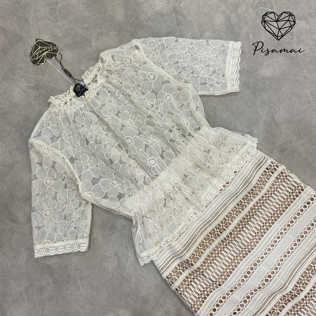 เซ็ตเสื้อลูกไม้ฉลุสีครีม มาคู่กับกระโปรงลูกไม้ผ้าถุงตัวยาว แพทเทิ้นสวยมากค่า สวยหรู ดูแพงมากๆค่ารุ่นนี้ไม่มีผิดหวังแน่นอน ใส่vacayถ่ายรูปกับแก๊งค์เพื่อนๆไม่มีผิดหวังเลยค่า ห้ามพลาดเลยน้าตัวนี้