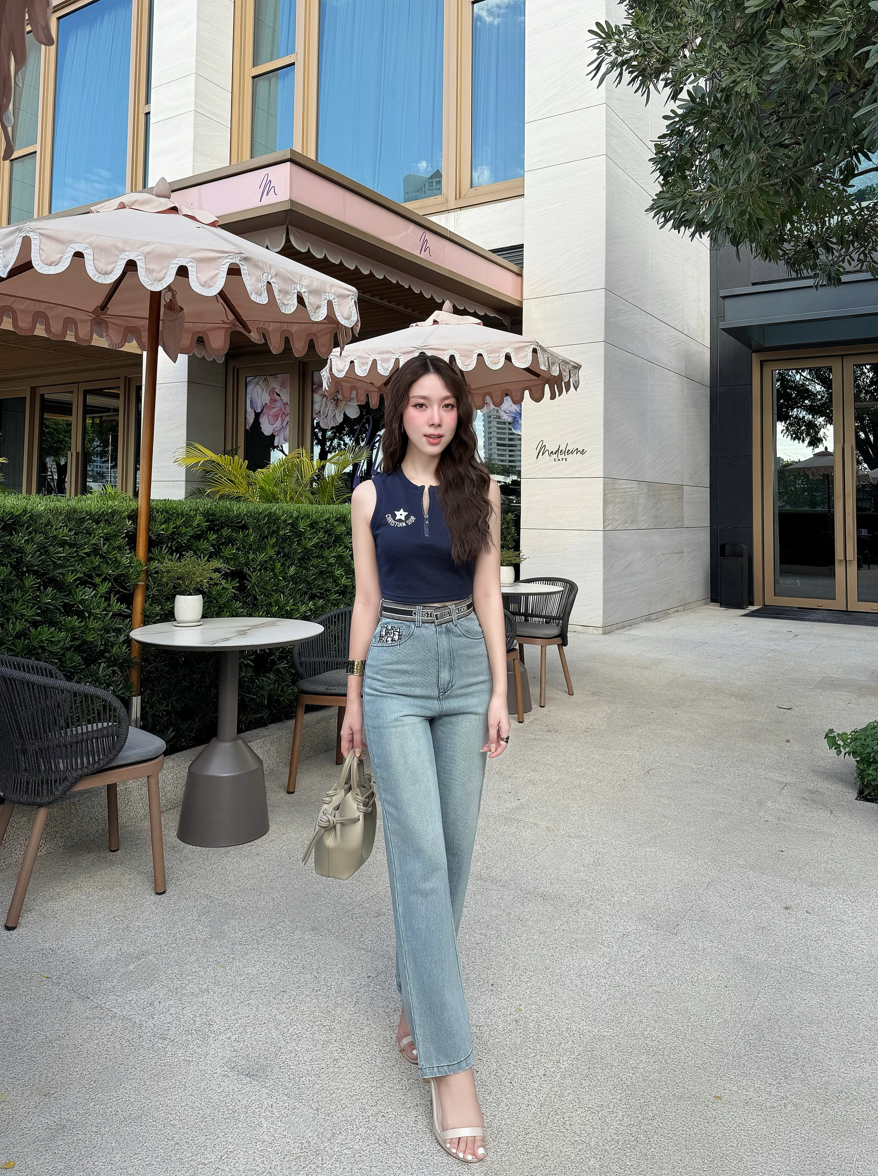 Set เสื้อกล้ามครอปแขนกุดโทนสีกรมเข้มตกแต่งซิปด้านหน้าเพิ่มความเก๋พร้อมปักลายดาวและตัวอักษรเล็กๆดูโดดเด่นแมทช์เข้ากับกางเกงยีนส์เอวสูงทรงขาตรงดีไซน์กระเป๋าหน้าและขอบเอวแต่งดีเทลคาดโลโก้เพิ่มความพรีเมียม