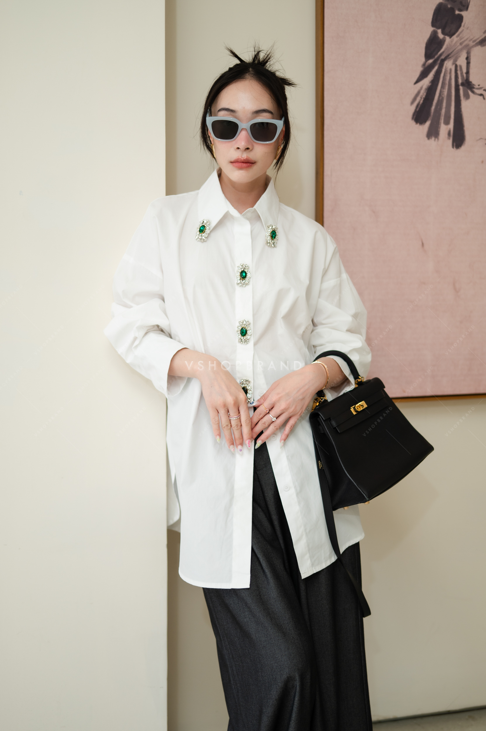 เชิ้ตแขนยาวผ้าพื้นแต่งติดเพชรอัญมณี