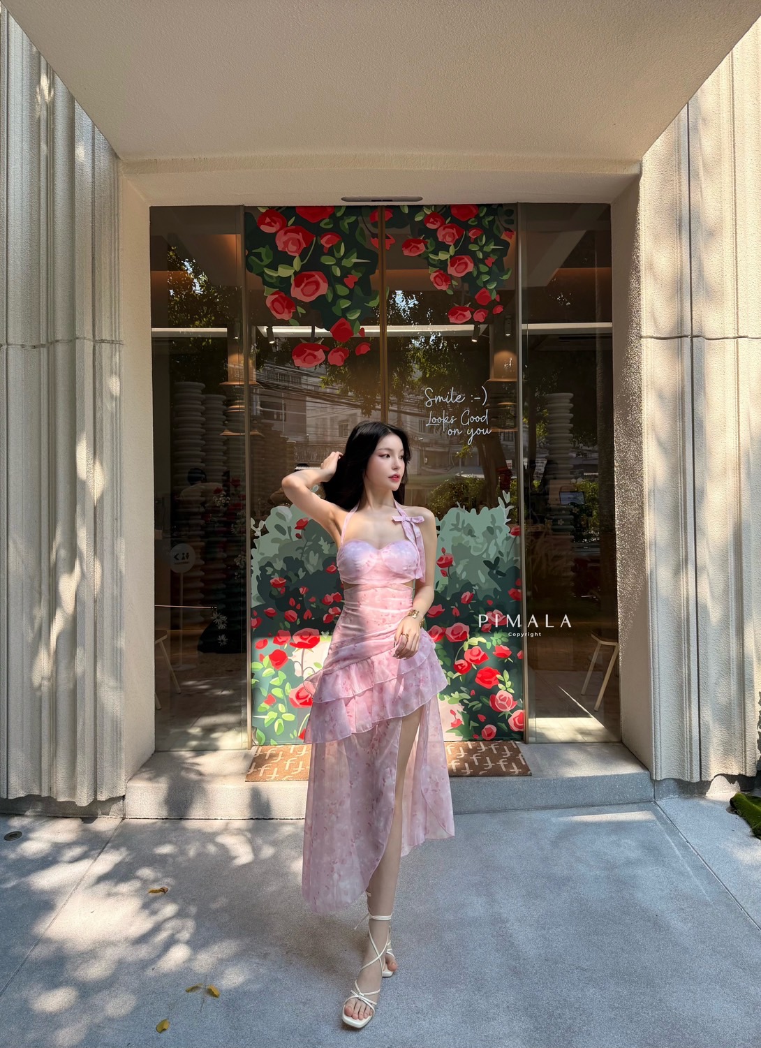 Dress pink sweet สวยมากก ลายผ้าน่ารักมากเป็นลายขายดีของทางร้านหมดตลอดถ้าทำลายนี้มา สายไหล่เป็นโบว์ซีทรูชั้นนอกที่หน้าอกโต่วอินสุดๆ กระโปรงออกแบบซับซ้อนตามสไตล์แฟชั่นนิสต้า มีซับใน มีฟองน้ำอก ซิปหลัง ลุคนี้สวยมาก เดินแบบใดให้เหมือนลอยมาสวยเหมือนไม่มีอยู่จร