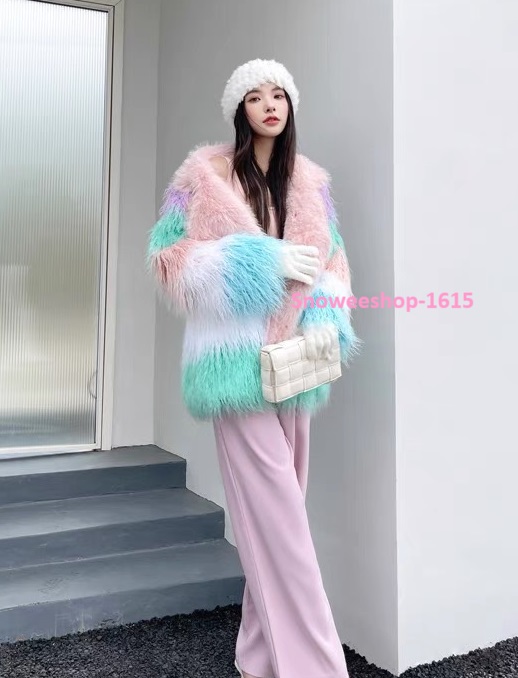เสื้อโค้ทขนเฟอร์ โค้ทเฟอร์งานพรีเมี่ยม อลังการ สีพาสเทลความยาวปานกลางแต่งเฉดสีตัดกันปกบานทรงโอเวอร์ไซ ใส่แล้วเด่น สวย หรู สไตล์ไฮเอน ไม่ซ้ำใคร ฟรีไซ