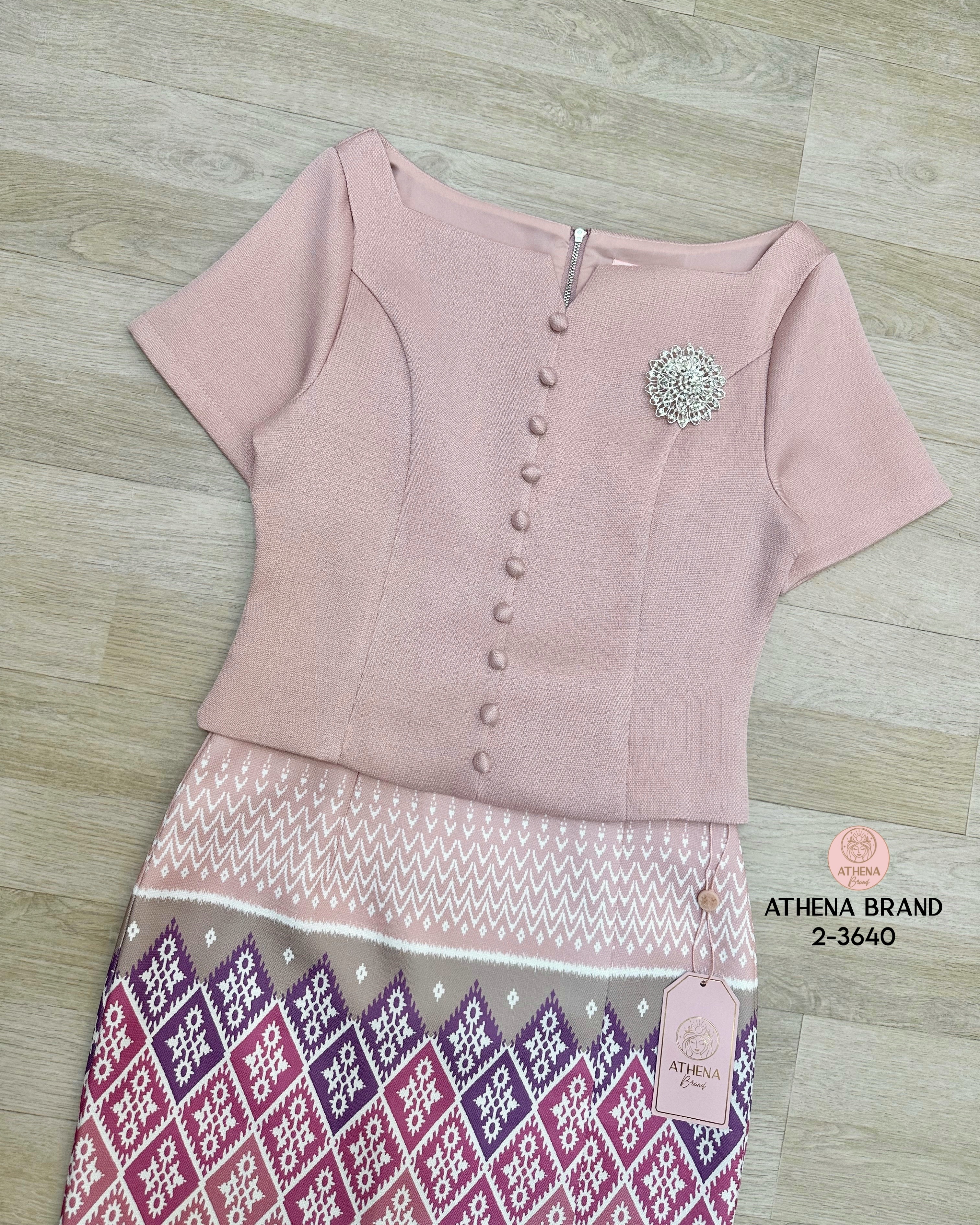 Tag 🔖 :Athena (อธีน่า) Brand Detail :: เสื้อ+กระโปรง+เข็มกลัด Set 3 ชิ้น เสื้อดีไซน์ด้านหน้าตกแต่งกระดุมเรียงหลอก มีซับในสวมใส่แบบซิปด้านหลัง และมาคู่กับเข็มกลัดเพชรสวยหรูหรา(สามารถถอดออกได้) แมตช์มาคู่กับกระโปรงพิมพ์ลายป้ายทบคล้ายงานผ้าซิ่นป้ายสำ