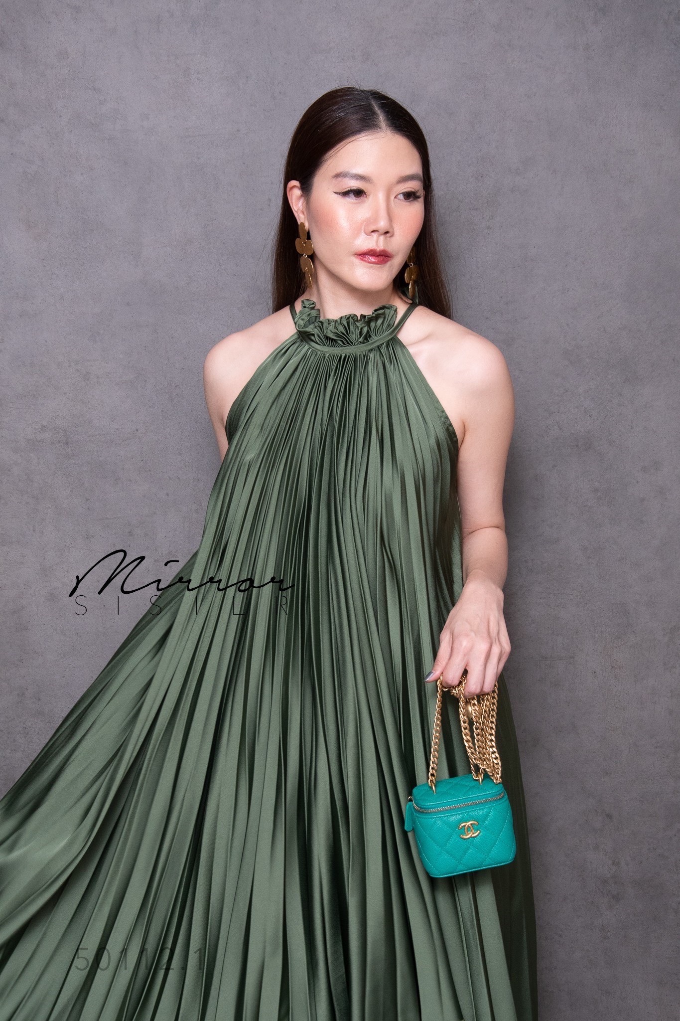 MiRRoRSiSTER's La ViViéR PLeaTed DReSS•• เดรสผ้าซาตินPremiumแขนกุดอัดพลีททรงสวยหรูหรามาก ใช้ผ้าเยอะไม่มีหวง!! ใครใส่ก็เริ่ด สวยLuxury ใส่แล้วอำพรางหุ่นที่1!! ดีเทลช่วงคอกุ๊นระบายน่ารักดูดี แพทเทรินเดรสทรงปล่อย ช่วงกระโปรงทรงAชายบานมาก แต่งชายสูงต่ำไม