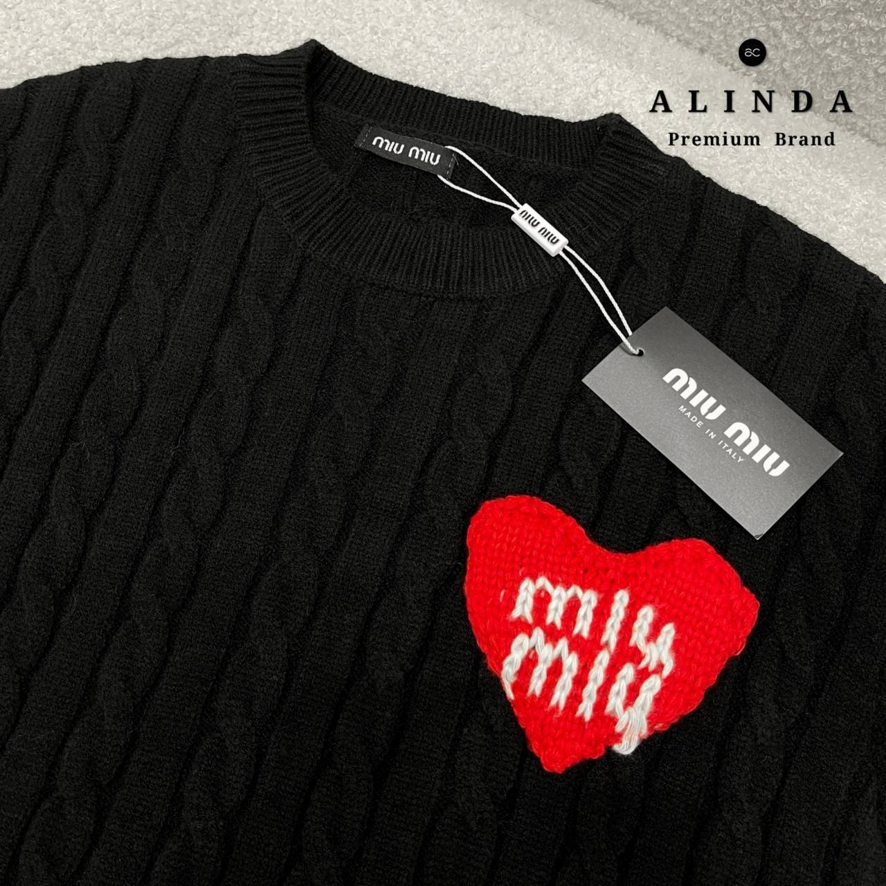 Tag : ❥MMIU Code : #MMUI01 Detail : เสื้อไหมพรมแขนยาวน้องมิวๆ สุดฮอตสุดฮิตมาใหม่คร่าา ตัวเสื้อเป็นเสื้อไหมพรมแขนยาว เกรดพรีเมี่ยม ใส่แล้วไม่คัน ตัวเสื้อมีความหนากำลังดี เนื้อผ้านิ่มมากค่ะ ตรงอกซ้ายเป็นรูปหัวใจพร้อมโลโก้น่ารักๆ