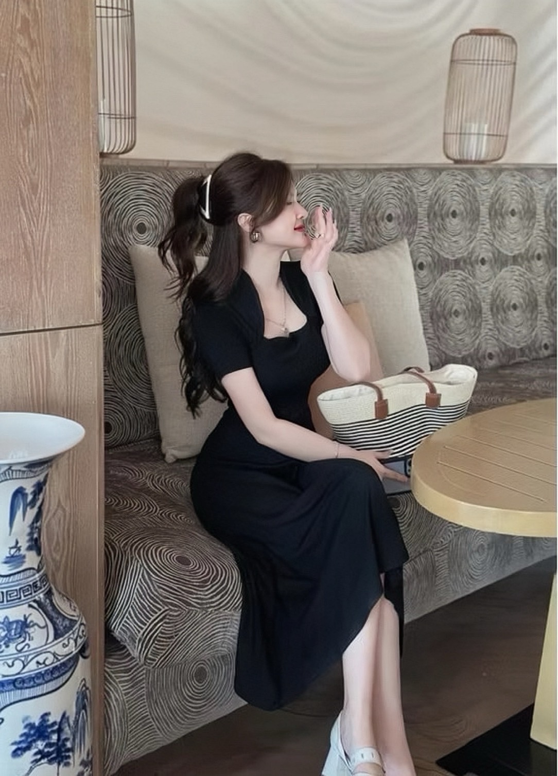 Black Elegant Dress 🖤 เดรสเรียบหรูดูแพง ดีไซน์คอปิด แขนสั้น เข้ารูปช่วงอกและเอว ( เสริมฟองน้ำและซิปหลังซ่อนอย่างดี ) ช่วยขับทรงให้ดูเพรียวสวย กระโปรงทรงตรงดูสุภาพแต่ยังคงความแฟชั่น ใส่ไปทำงานหรือออกงานได้หมด เนื้อผ้าดี แพทเทิร์นเป๊ะ เริ่ดสุดๆค่า