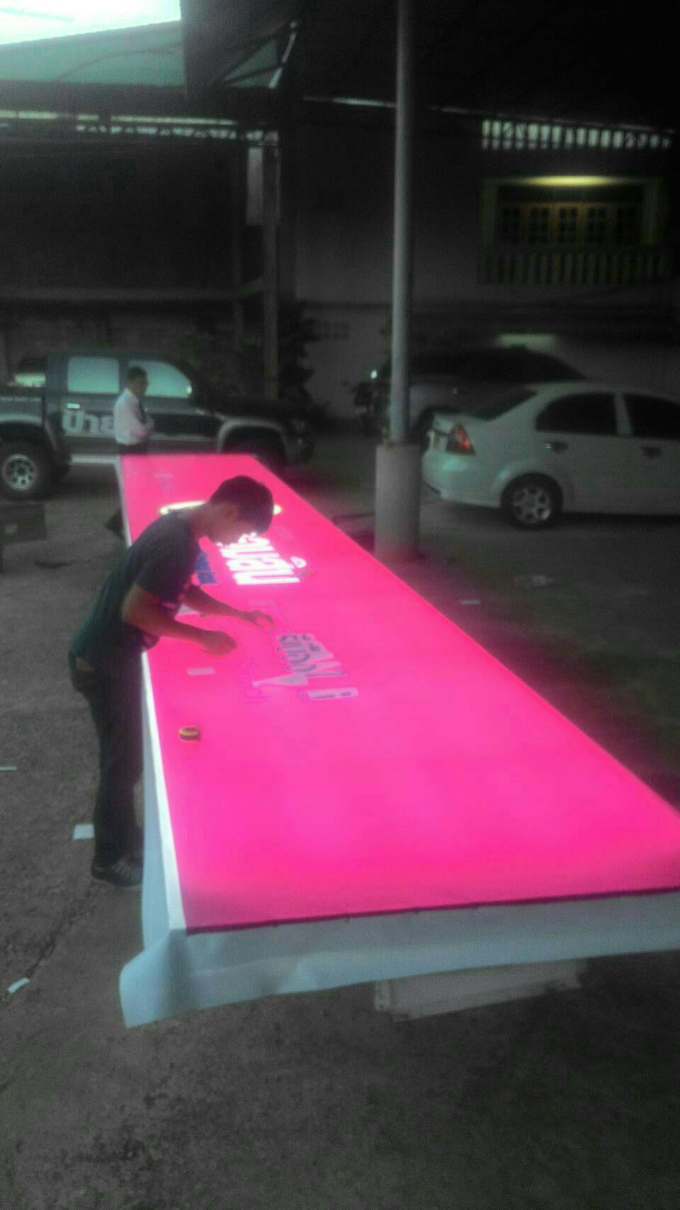 อักษรไฟและกล่องป้ายไฟ