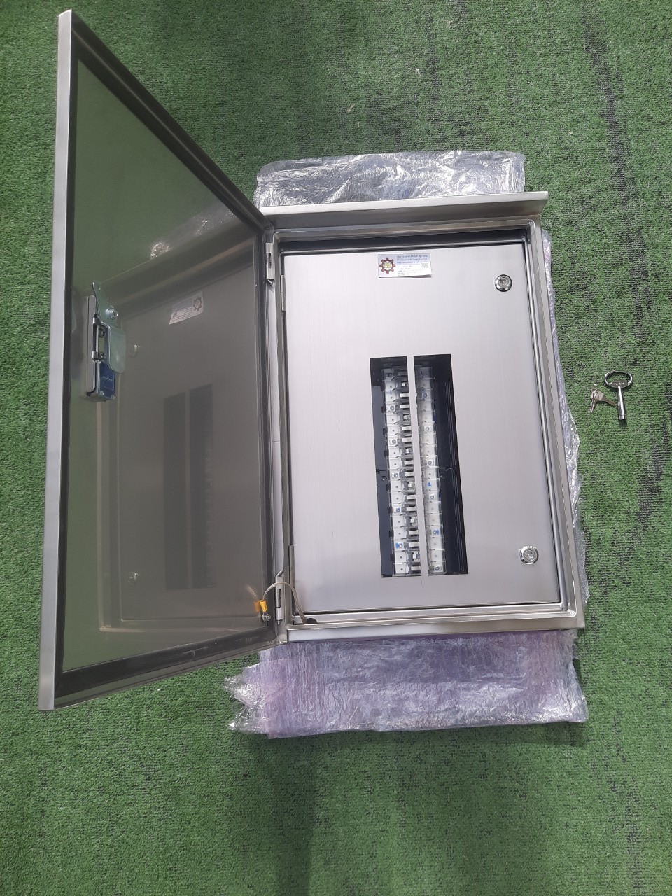 Main LUG 100A ตู้สแตนเลส 304 มีหลังคาสโลป W450xH650xD152mm. (36ช่อง)