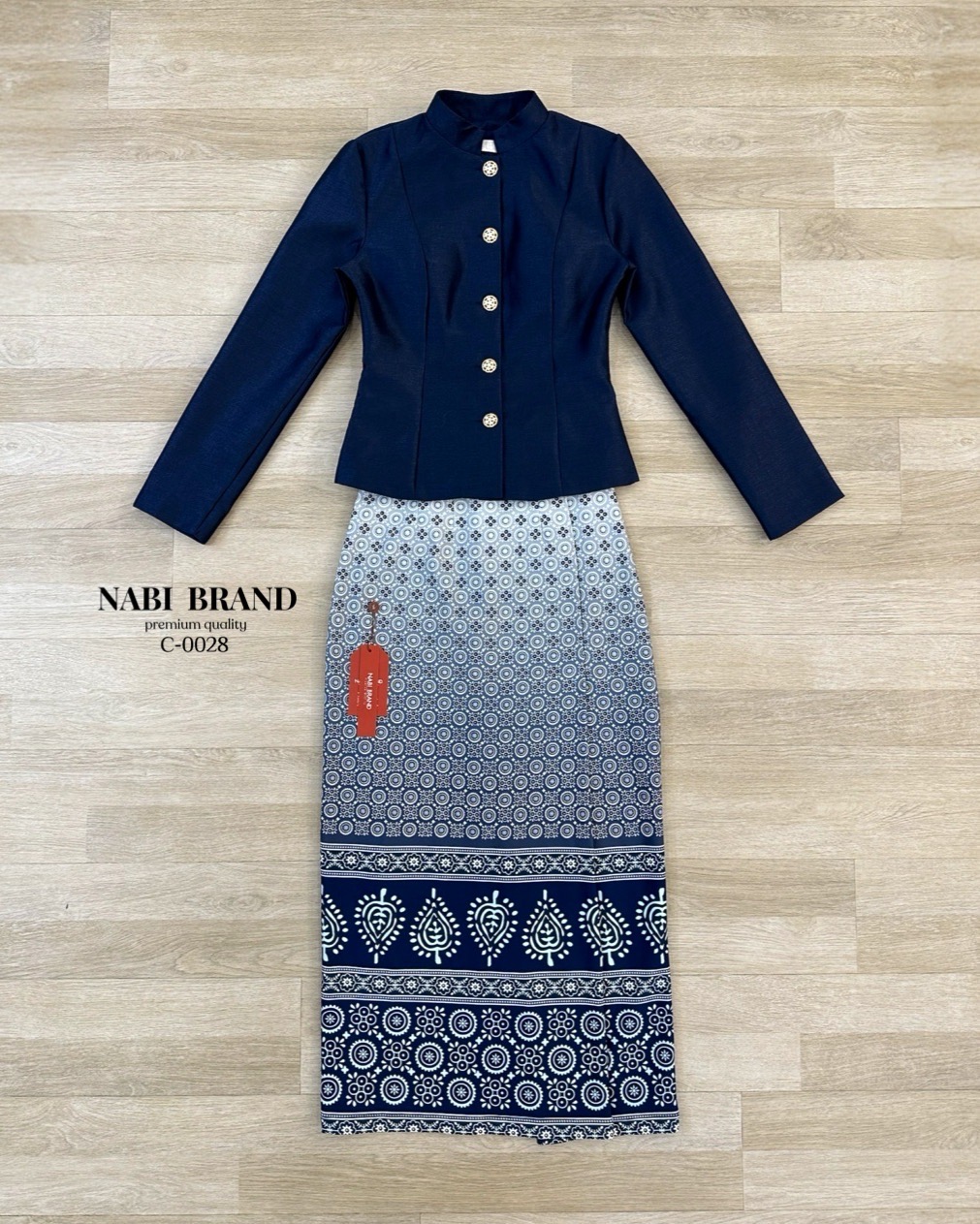 Label :: #NABIBRAND Code :: C-0028 Detail :: ชุดเซ็ตเสื้อแขนยาวสีกรม แต่งกระดุมด้านหน้า ดีไซน์สวยหรู มีฟองน้ำในตัว ผ้าอยู่ทรง มาคู่กระโปรงพิมพ์ลายสีกรมตัดขาว ผ้านุ่มนวลใส่สบายมากๆ ผ่าด้านหลังเพื่อเดินสะดวก งานซิปหลังทั้งคู่ สวมใส่ง่าย สามารถ ใส่ออกงาน ใส่