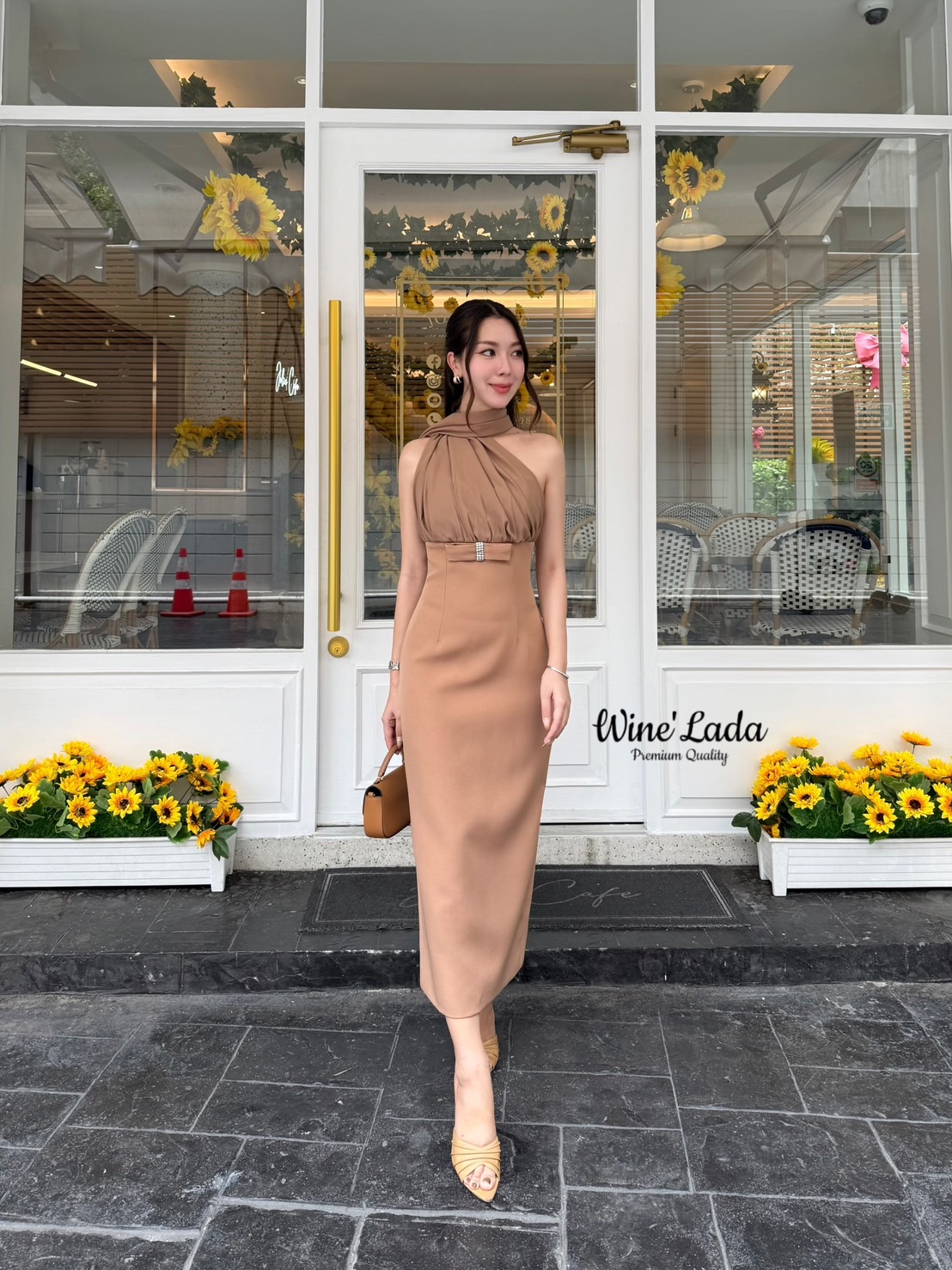 Dress.เดรสเกาะอกออกงานแต่งผ้าพันคอยาวด้านหลัง หน้าอกมีฟองน้ำ ทรงสวยเป๊ะเว่อร์ ใส่แล้วดูสูง เพียวเลยค่ะ เนื้อผ้าใส่สบาย ใส่แล้วเป๊ะ ปัง ใครได้ลองแล้วจะหลงรักค่าา รับรองคุ้มเว่อร์ งานสวยมากค่ะ #Wine'Lada