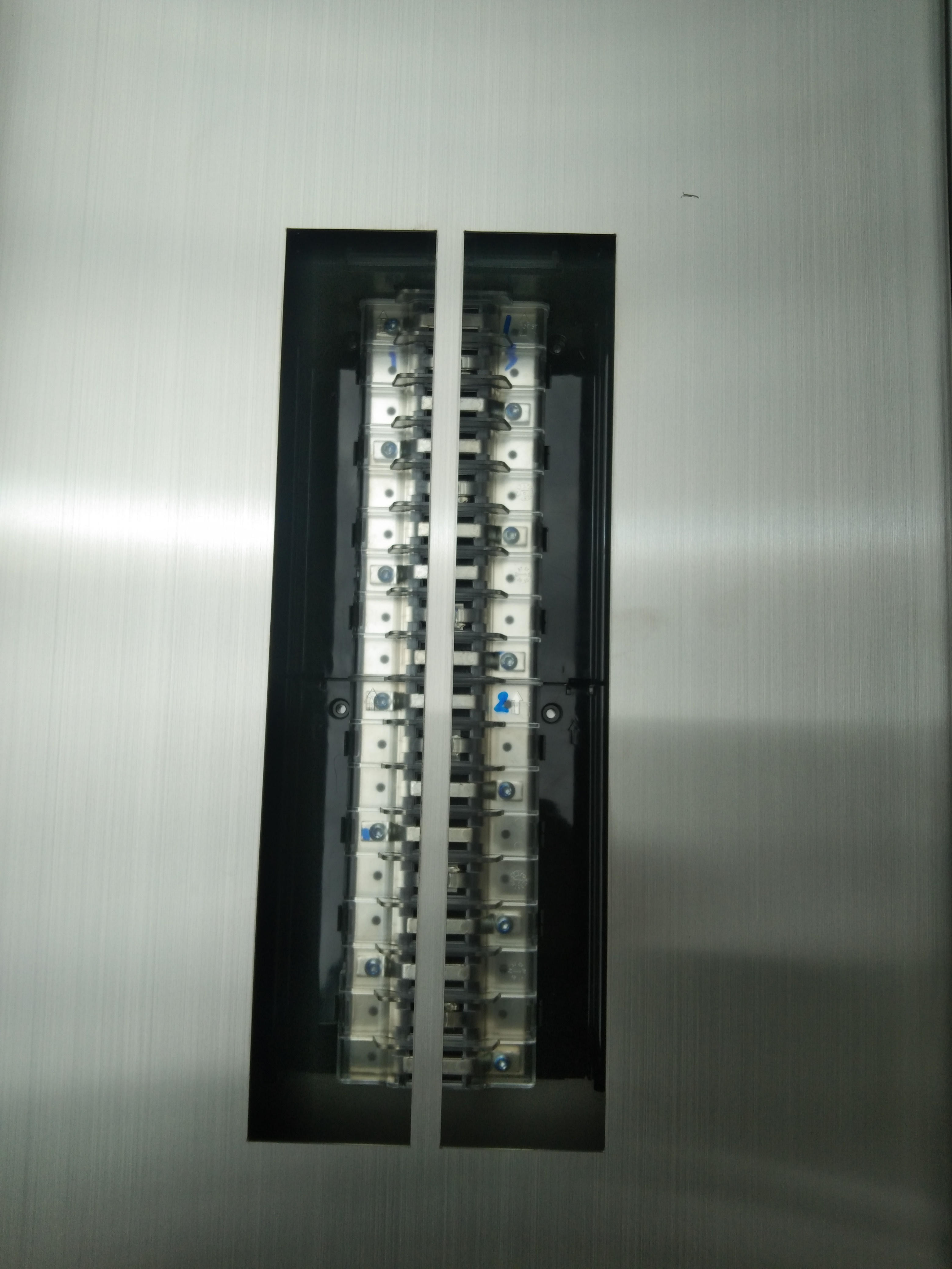 Main LUG 250A ตู้สแตนเลส 304 มีหลังคาสโลป W450xH800xD152mm. (36ช่อง)