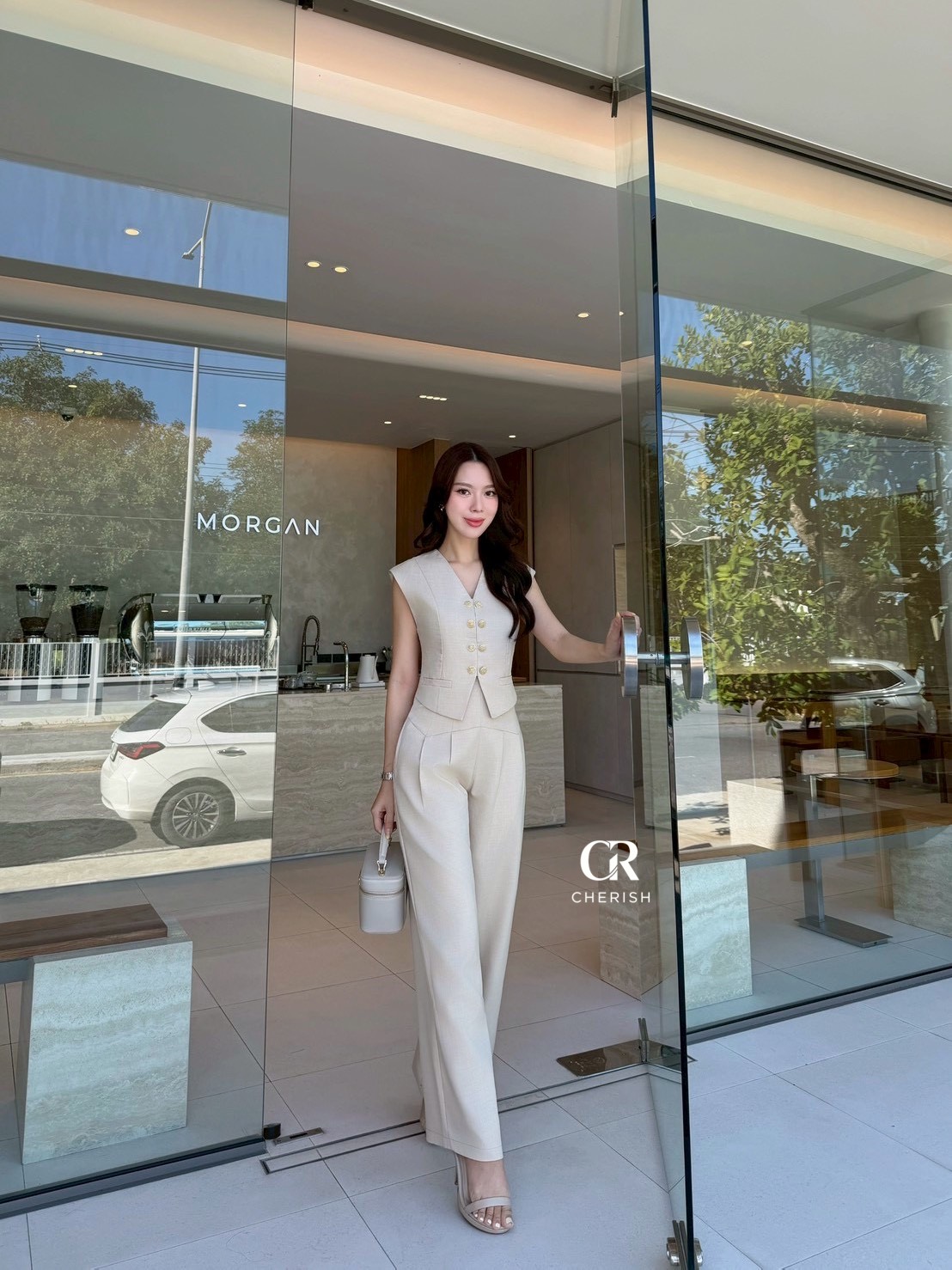 ชุดเซ็ท เสื้อ+กางเกง ตัวเสื้อคอวี แต่งกระดุมสีทองทำให้ดูเก๋มากยิ่งขึ้น มาพร้อมตัวกางเกงเอวสูงขากระบอกใหญ่ใส่สบาย มีกระเป๋า 2 ข้างใช้งานได้จริง ชุดสวยโดดเด่นแบบใหม่ ต้องมีนะคร่า