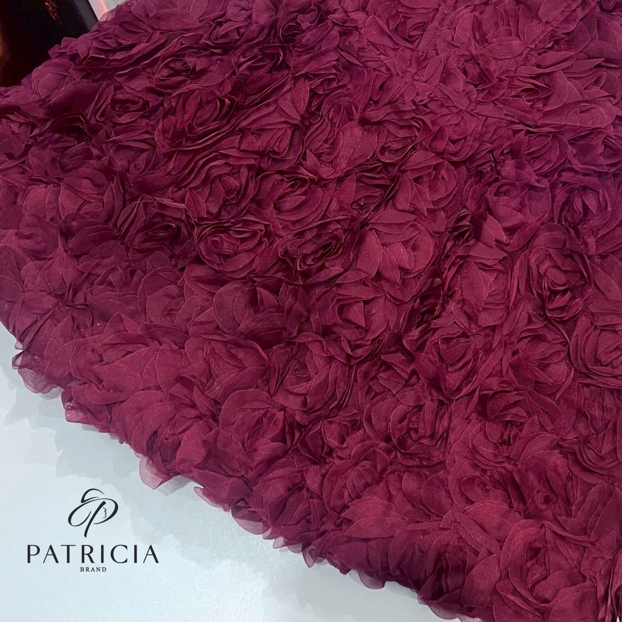 เดรสดอกไม้ 3D🌺 เดรสสีแดงชุดนี้จะใช้ผ้าลายดอกไม้ 3D เนื้อนิ่ม ไม่คัน เป็นเดรสทรงเข้ารูป ทรงสายเดี่ยว ตรงสายสามารถปรับระดับได้ อกมีฟองน้ำเย็บติดอย่างดี