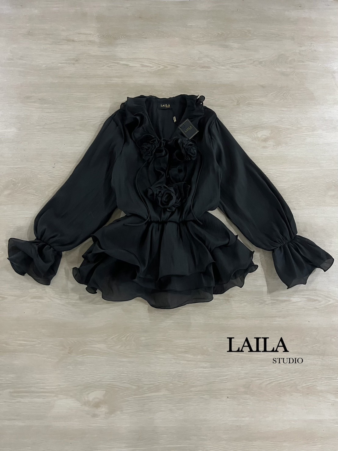 Tag: LAILA Detail: งานมินิเดรสแขนยาวแต่งระบายๆช่วงอกแต่งเชือกสานด้านหน้าพร้อมเข็มกลัดดอกไม้ ตัวแขนแต่งพองๆปลายกระดิ่งสวยๆ มาในโทนสีครึม/ดำ ตัวเดรสเป็นงายผ้าชีฟองเบาสบาย ดีไซน์แต่งชั้นๆช่วงปลายเดรส ลุคสวยสไตล์สาวเวียดนามสุดๆค่า **งานแฟชั่นนำเข้าby laila**