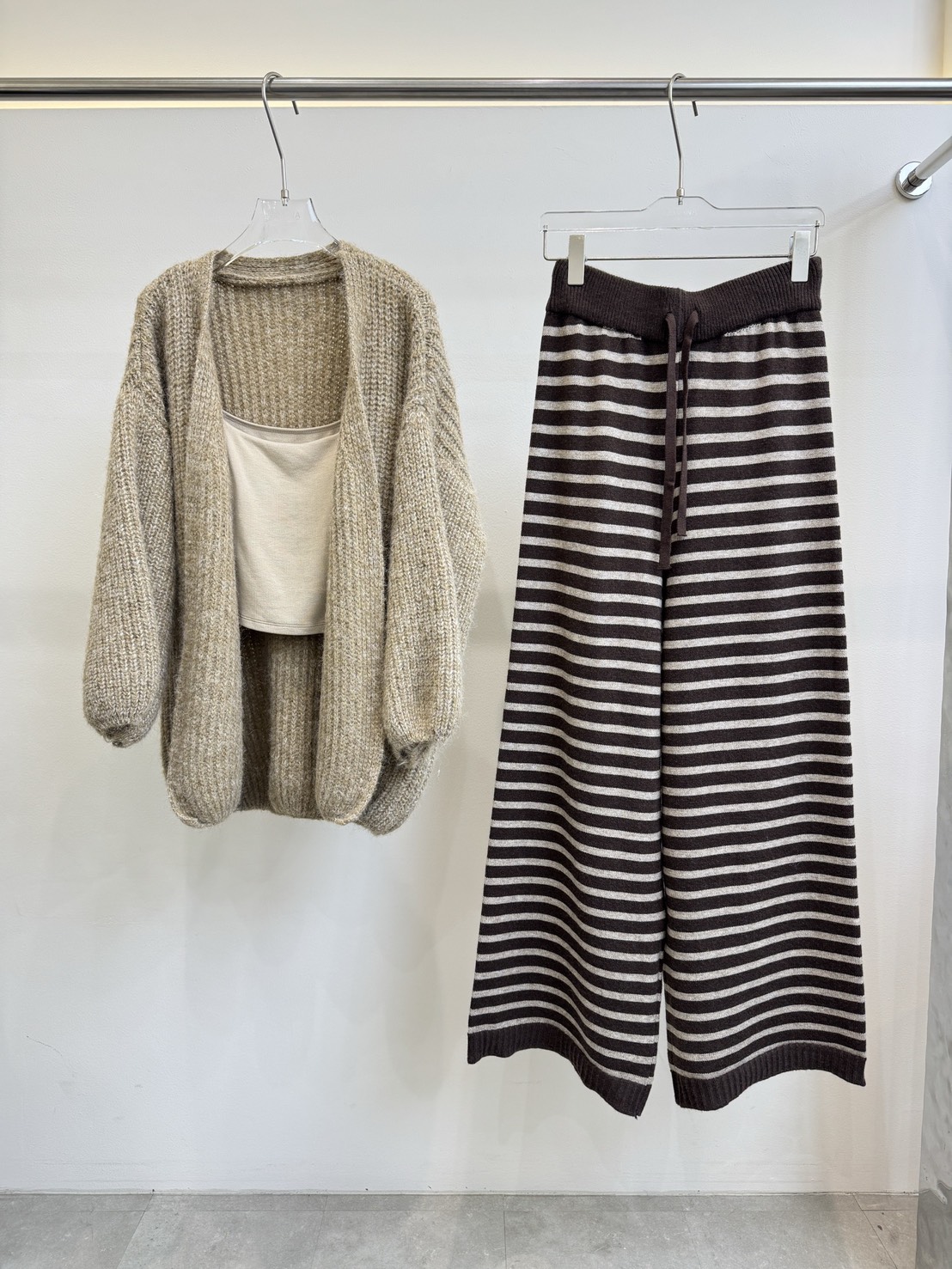 Set 3 pcs เสื้อสายเดี่ยว+เสื้อคลุม+กางเกงขายาว ✔ เสื้อสายเดี่ยวมีฟองน้ำ สายรูดปรับได้ มาพร้อมเสื้อคลุมไหมพรมแขนยาว ✔ กางเกงขายาวเอวยางยืดทรงขากระบอกลายทาง ผ้าไหมพรมนิ่ม ยืดได้เยอะ