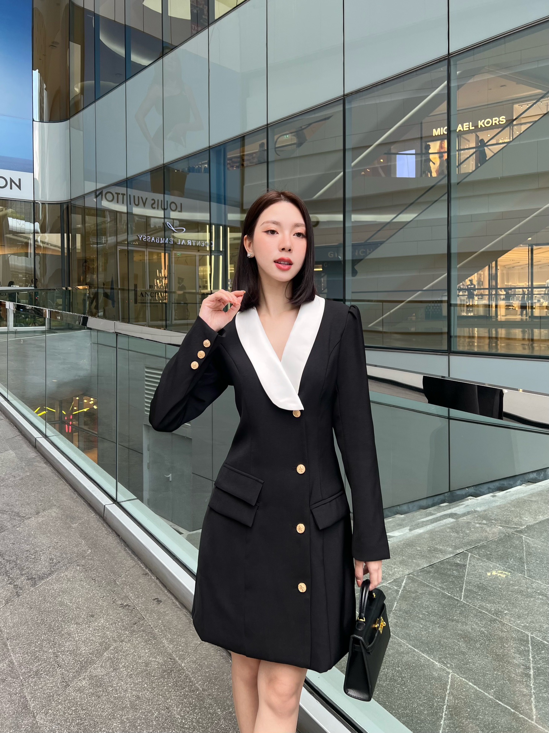 เดรสสูทแขนยาวทูโทนแต่งปกสีขาว สวยโดดเด่นด้วยลุคสาวออฟฟิศที่ใส่แล้วดูผอมมาก ตัวเดรสเป็นทรงเข้ารูปมีซับในทั้งตัว ด้านหน้าเป็นกระดุมจริง4เม็ดสีทอง กระเป๋าสามารถใช้งานได้จริงน๊า ปลายแขนด้านหลังแต่งกระดุม3 เม็ดเล็ก เป็นเดรสที่สวยลงตัวสุดๆค่า #สูทสีดำ #เดรสสูทแ