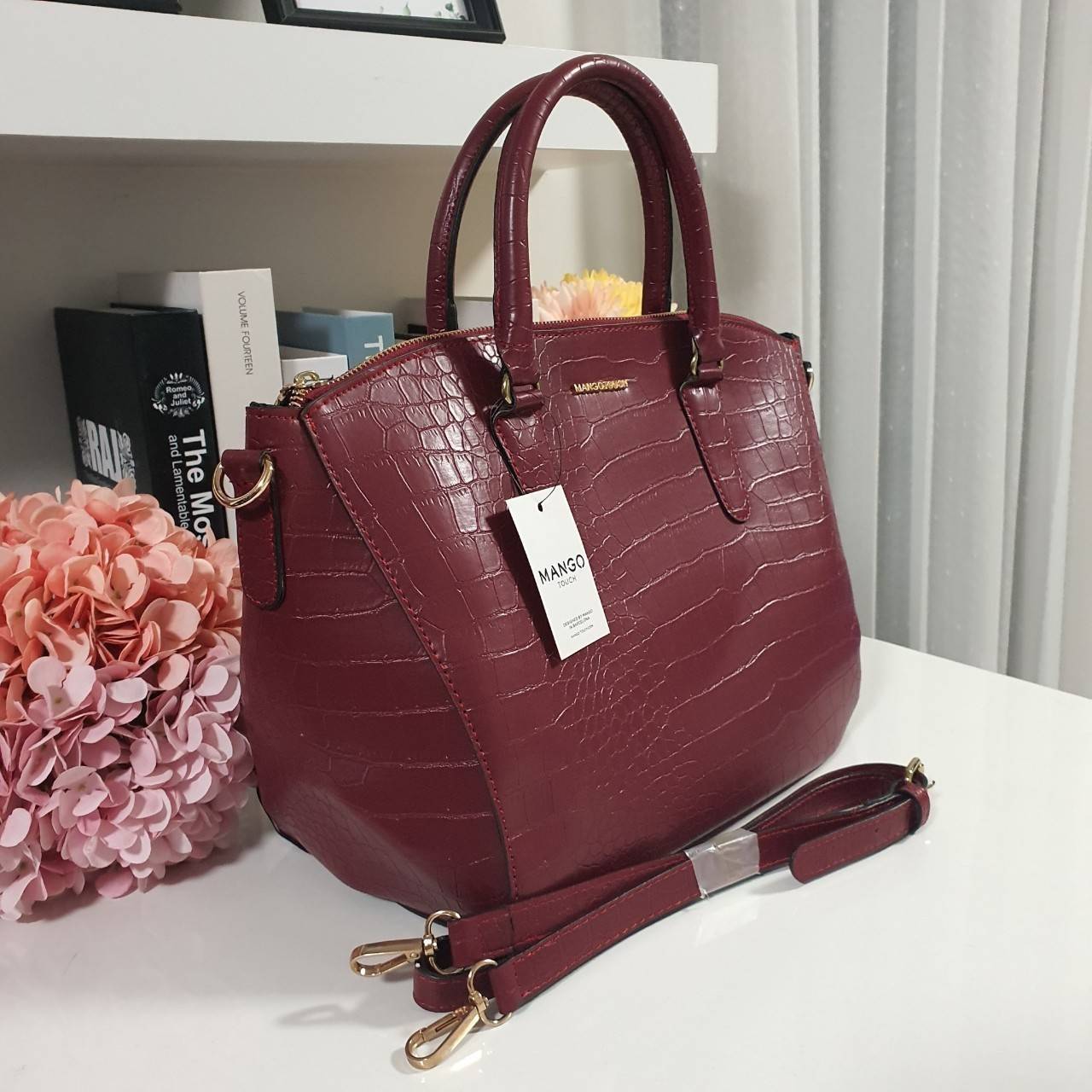 กระเป๋าสะพายแบรนด์เนมแมงโก้ลายจรเข้สีแดงไวน์ MANGO TOUCH CROC HANDBAG