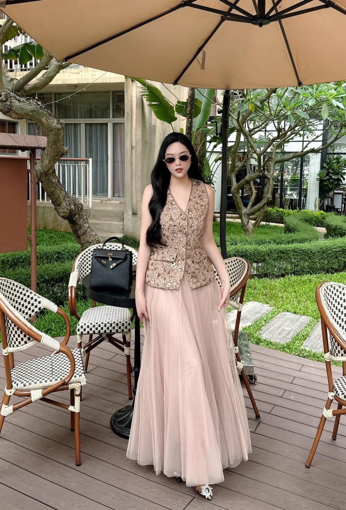 เซ็ตเสื้อกั๊กแขนกุดผ้าทวิตสีน้ำตาลแต่งเลื่อมวิบวับทั้งตัว เพิ่มดีเทลลายปักแน่นๆ สไตล์หรูหรา ดูแพงแบบ effortless แมทช์คู่กับกระโปรงยาวทรงบานผ้า tulle หลายชั้น ผ้าตาข่ายทิ้งตัวพลิ้วสวยทุกมุมมอง ใส่แล้วดูหวานแบบมีคลาส