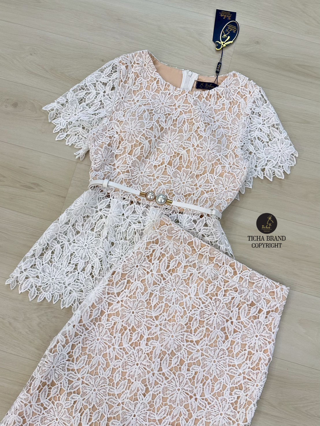 Set 2ชิ้น เสื้อ+กระโปรงยาว งานผ้าลูกไม้เนื้อนิ่มทั้งตัว คอกลมสีขาว อกเสริมฟองน้ำ ซิปหลังซ่อนอย่างดี มาพร้อมกับกระโปรงยาวทรงสอบผ่าหลัง (ซิปหลัง) และเข็มขัดหนังสีขาวหัวมุขซับในทั้งชุด ใส่แมทซ์ครบเซตสวย ลัคชู สุดๆ ลุคCOD ห้ามพลาดนะคะ