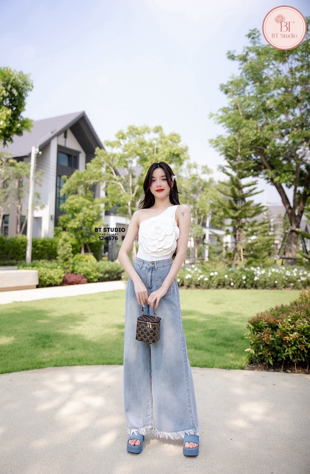 เซท 2 ชิ้น เสื้อไหล่เดี่ยวดีเทลแต่งดอกไม้ 3D สุดอลัง ใหญ่มากตอกย้ำความเริ่ส แมทซ์กับกางเกงยีนส์เอวสูงฟอกสีอ่อนกระเป๋าหน้าใช้งานได้จริง ปลายชายแต่งชายพู่ ๆ งานสวยแมทซ์กันเริ่ส ใส่ได้เป๊ะมากกก #เซทยีนส์ #เสื้อดอกไม้ #ใส่ได้ทุกวัน #งานป้ายบีที #btstudio