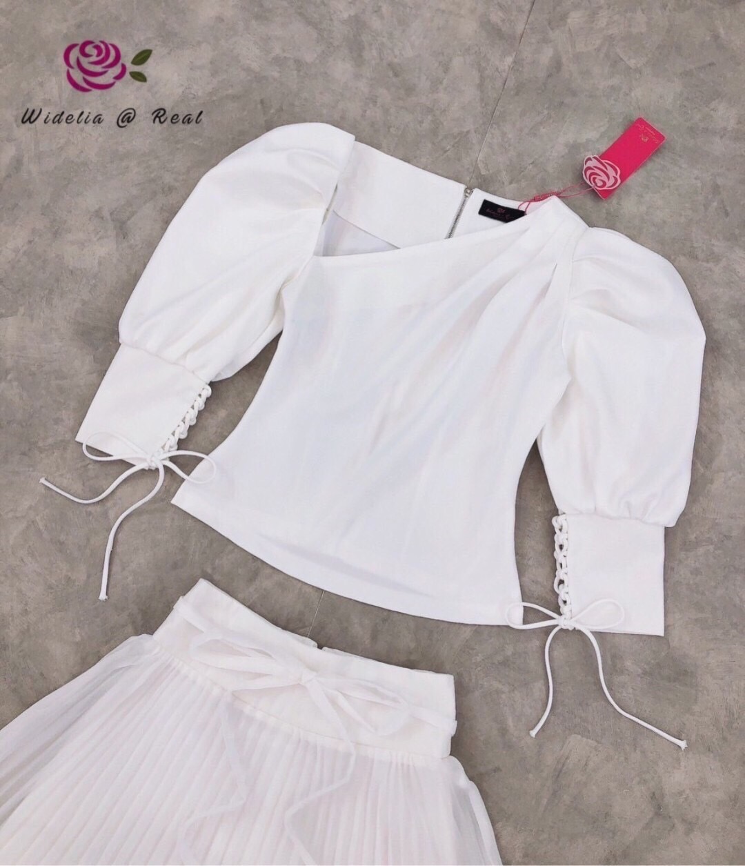 Set เสื้อแขนพองกับกระโปรงยาว ตัวเสื้อคอปาด จับจีบ ซิปหลัง แขนร้อยเชือกผูกโบว์ กระโปรงผ้าอัดพลีท เอวผูกโบว์ ซิปหลัง งานเนื้อผ้าอย่างดี คัตติ้งเนี๊ยบมากๆ รับรองใส่ออกมาไม่ผิดหวังการันตีให้เลย