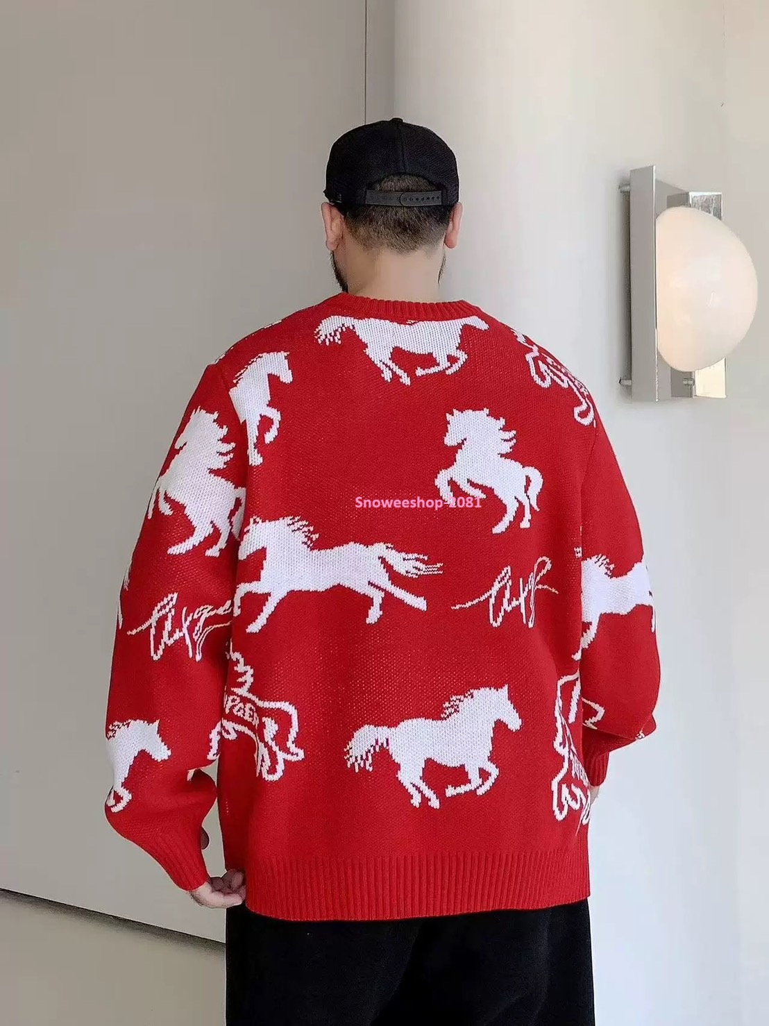 ลายม้าเท่เกินต้าน! ใส่แล้วดูแพงแบบโอปป้า เสื้อสเวตเตอร์คอกลมสไตล์เกาหลี ใส่ได้ทั้งชาย-หญิง ดีไซน์เรียบแต่ดูมีคลาส หนา อุ่น ใส่สบายสุด ๆ ใส่เที่ยวต่างประเทศก็เอาอยู่ ขนาดใหญ่พิเศษ 2XL – 8XL (ถึงอก 58") มีให้เลือก 2 สีเท่ๆ — ดำ / แดง