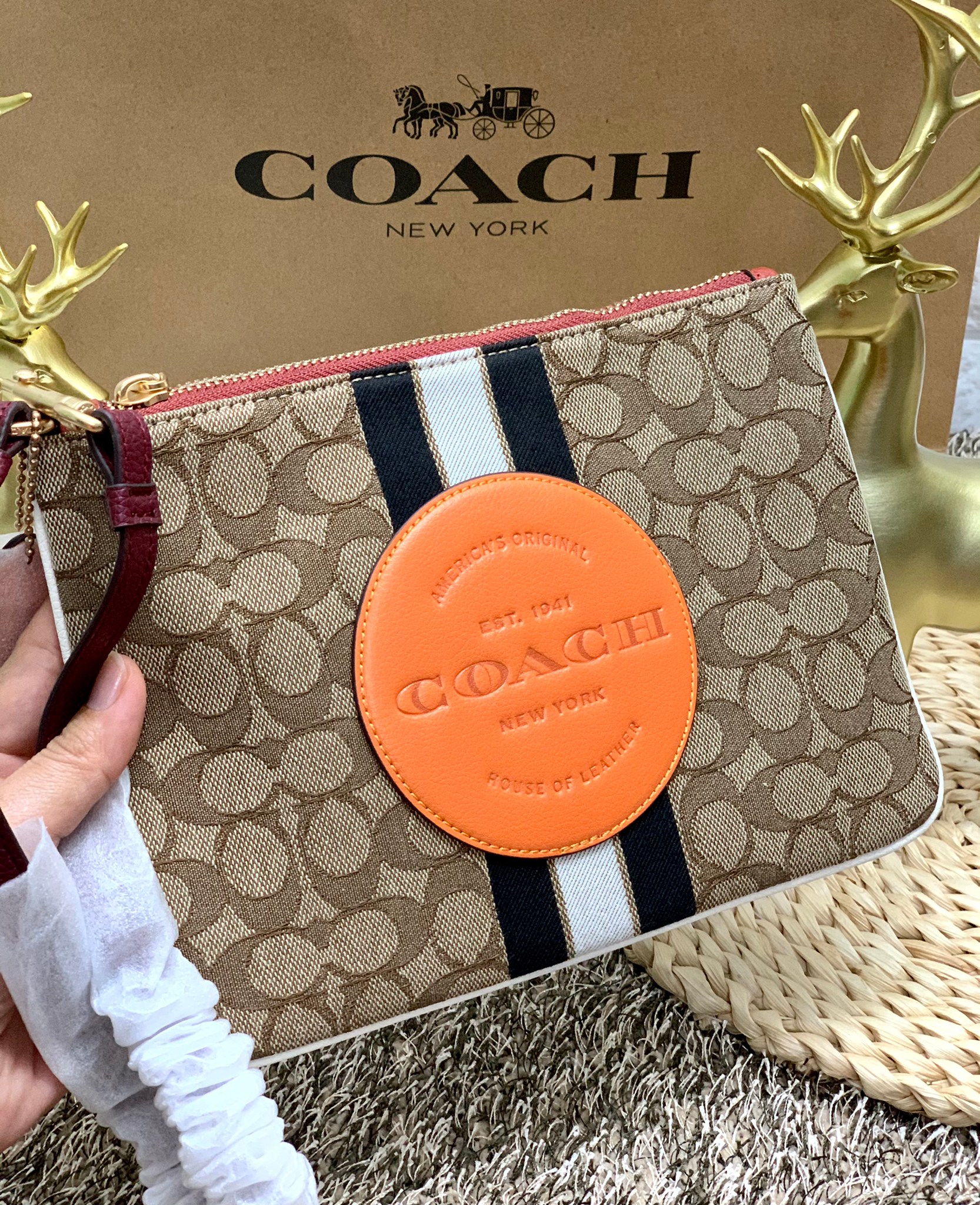 กระเป๋าคล้องมือใบใหญ่แบรนด์เนมโค้ชหนังแท้หนังแคนวาสสีน้ำตาลส้มลายC COACH DEMPSEY GALLERY POUCH IN SIGNATURE JACQUARD WITH STRIPE AND COACH PATCH ((2633))