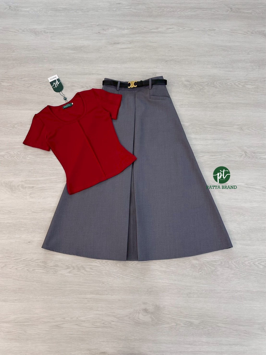 Set 2 ชิ้น เสื้อยืดแขนสั้นสีแดงทรงเข้ารูปสวย ดีเทลตีเกร็ดสวย แมทซ์กับกระโปรงยาวสีเทาแต่งจีบหน้า กระเป๋าหน้า2ข้าง ใช้งานได้จริง มีซิปหลัง