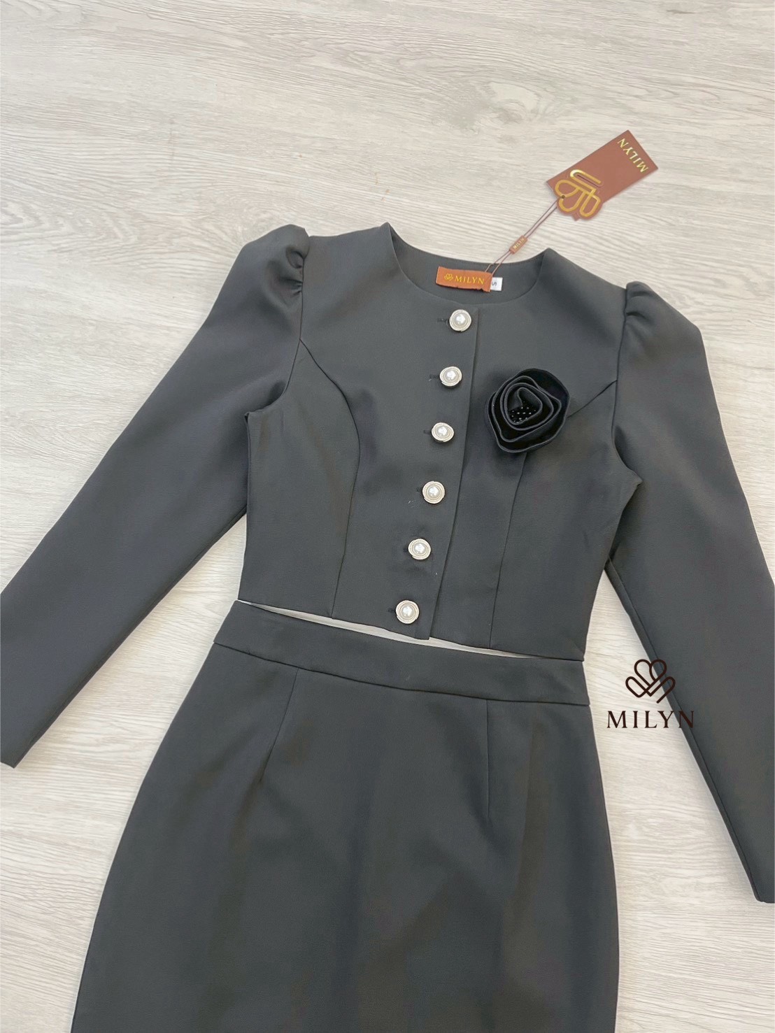 Set 2 ชิ้น เสื้อคอปแขนยาวสีดำแต่งด้วยกระดุมหน้าใช้งานได้จริง มาพร้อมกับกระโปรงยาวทรงเอแต่งระบายด้านล่างแหวกชายหลังชายกระโปรงซิปหลัง มาพร้อมกับเข็มกลัดดอกไม้สีดำใส่แมตช์กันกับชุดลงตัวดูดีมากค่ะ