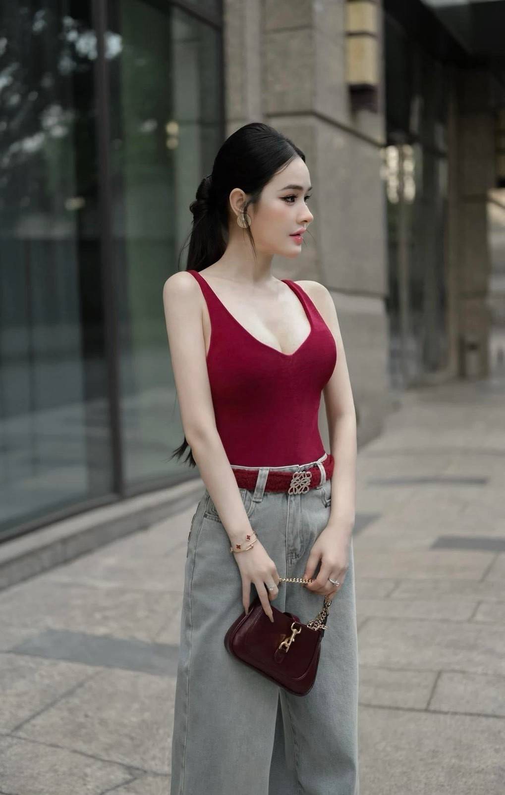 Set 2 ชิ้น บอดี้สูทสีแดงสายเดี่ยวอกเว้าลึกเนื้อผ้านิ่มใส่สบาย ( ไม่เสริมฟองน้ำ ไม่มีซิปหลัง ) มาพร้อมกับกางเกงยีนส์ขายาวเอวสูงกระดุมและซิปด้านหน่า มีกระเป๋าล้วงทั้งสองข้างกางเกงสีฟอกสนิ สวยมาก และยังมีเข็มขัดหนังสีแดงใหือีกเส้น สวยแซ่บสุดๆ