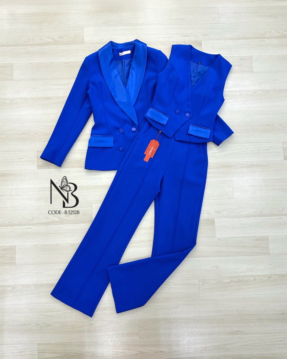 Set 3 ชิ้น ผ้าดีงาม สีดำแบบทางการ 🖤เสื้อสูทแขนยาวปกคอเงา ช่องกระเป๋าแต่งเงาใช้งานได้จริง กระดุม 4 เม็ด 🖤เสื้อกั้กกระดุม 2 เม็ด ช่องกระเป๋าแต่งเงาใช้งานได้จริง มีฟองน้ำมาให้ด้วยนะ 🖤กางเกงขายาวทรงกระบอก งานซิบหลัง ตีเกล็ตด้านหน้า มีช