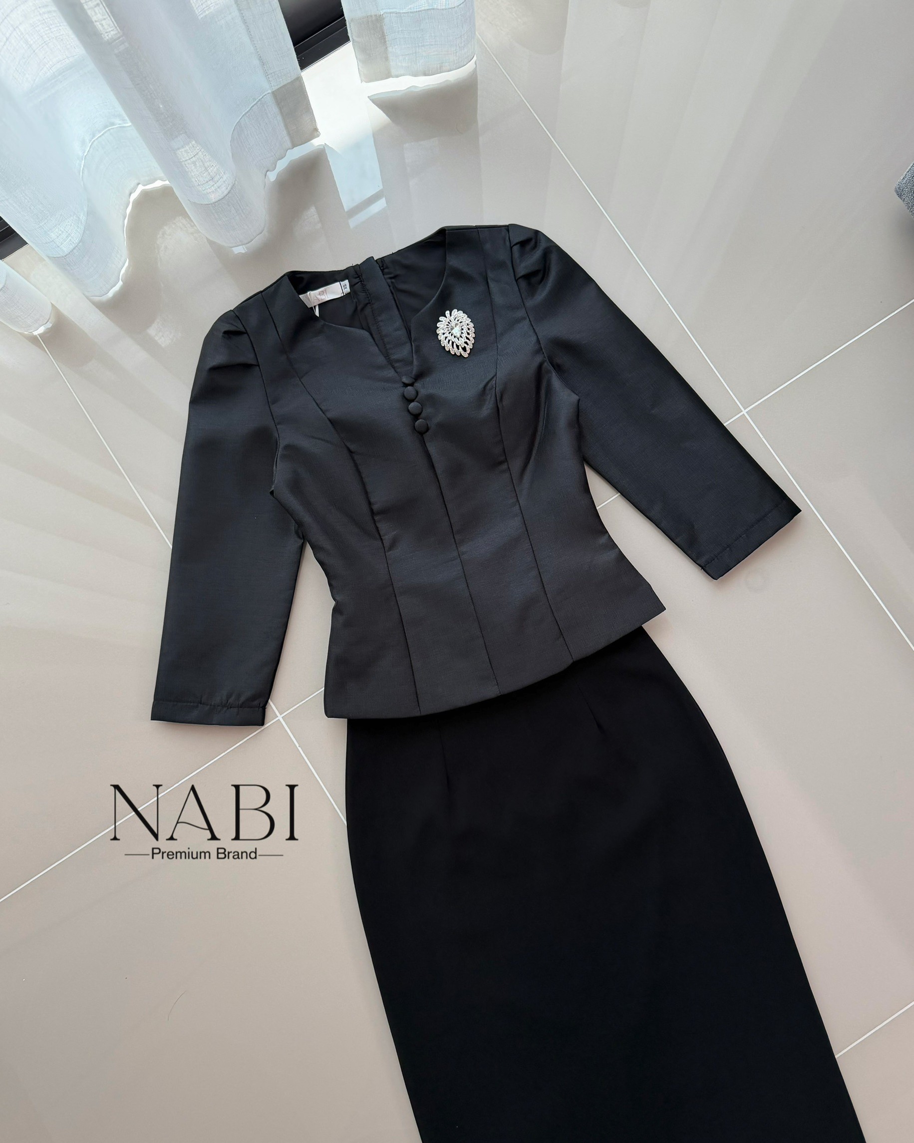 แบบไทย ดูผู้ดี กับเสื้อแขนสั้น 3ส่วน แต่งกระด้านหน้า มีฟองน้ำ ซับในเรียบร้อย งานซิบหลัง มาพร้อมกับเข็มกลัดเพชร ผ้าถุงสีดำ ผ้านุ่มนวล ใส่ซับในเรียบร้อย ดีเทลผ่าด้านหลัง งานซิบหลังสวมใส่ง่าย สวยแบบไทยออร่าพุ่ง สามารถใส่ไปวัด งานแต่งได้หมดเลยค่ะ ผ้าดี๊ดี ราค