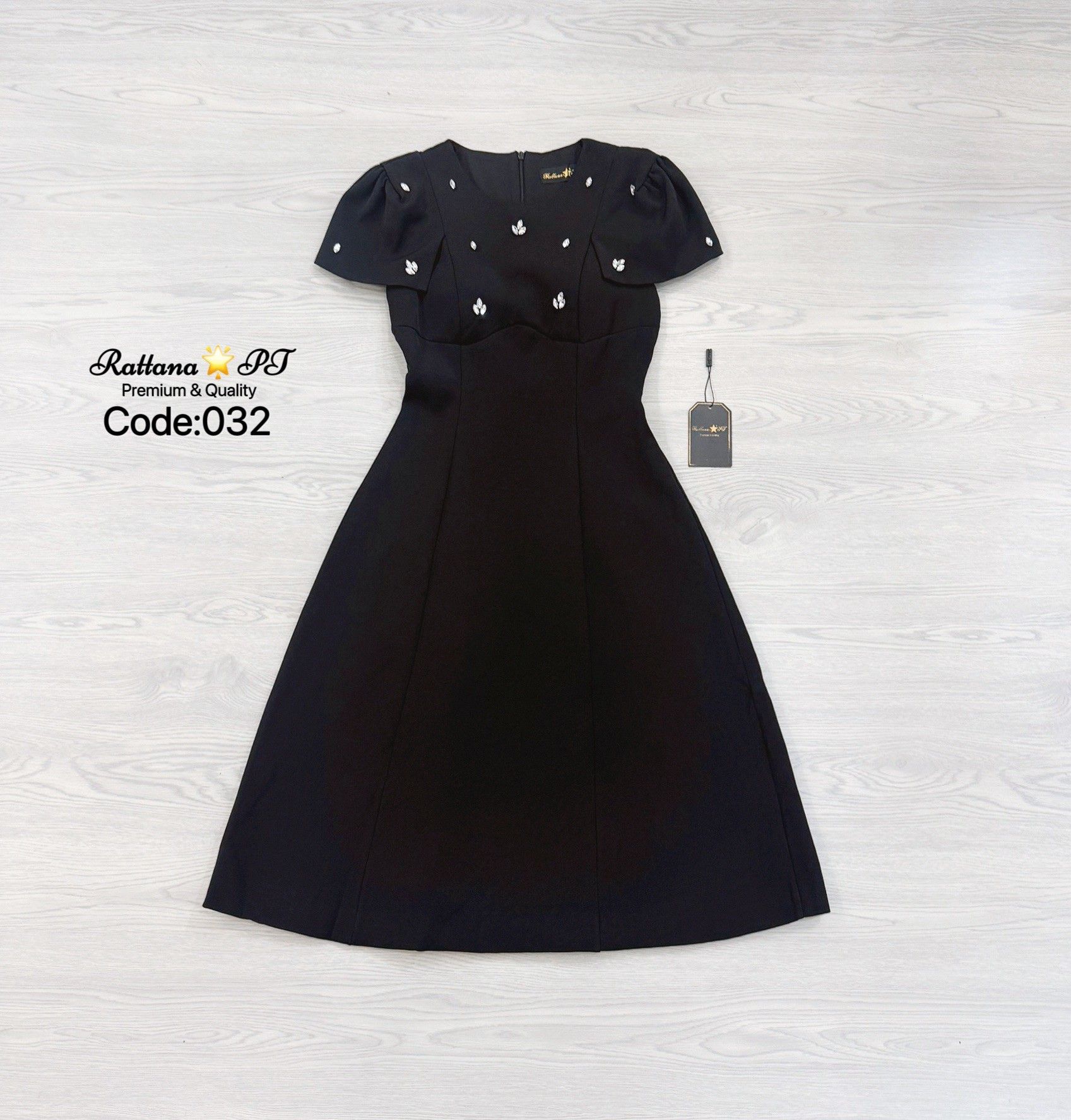 เดรสสีดำ เรียบหรูดูแพง แต่งเพชรที่หน้าอกและแขนเสื้อ ให้ดูสวยเก๋ดูแพง เนื้อผ้าดีมาก หน้าอกมีฟองน้ำ มีซับในทั้งชุด มีซิบด้านหลัง จะใส่ไปงานแต่ง ใส่ไปงาน ใส่ออกงาน รับรองสวยแพง
