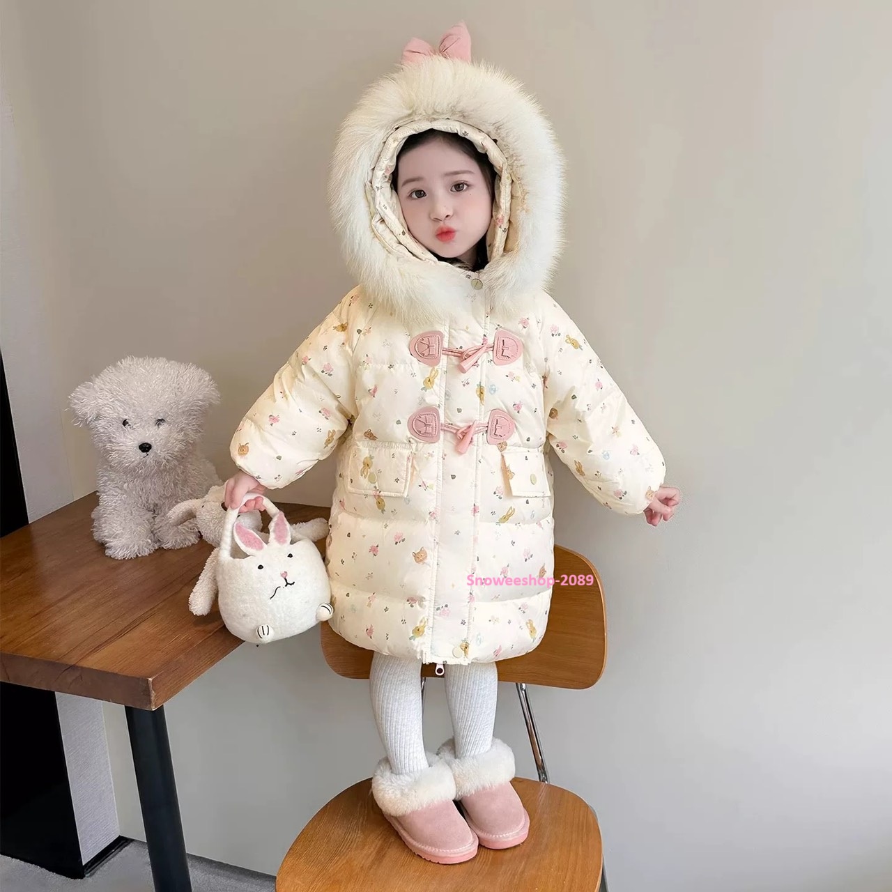 เสื้อกันหนาวเด็กมีไซส์ 80–130 cm Children’s Down Jacket 2025 เรียบหรู ละมุนแบบโทนอบอุ่น สีเบจคุณหนูมาก บุหนานุ่มทั้งตัว ไม่คัน ไม่แข็ง ซิป + กระดุม 2 ชั้น กันลมอยู่สุด ปกสูงกันลมเย็นตรงคอพร้อมหมวกฮู้ดแต่งโบว์ชมพู ใส่ได้ตั้งแต่ ติดลบ ใส่เที่ยวต่างประเทศ หร