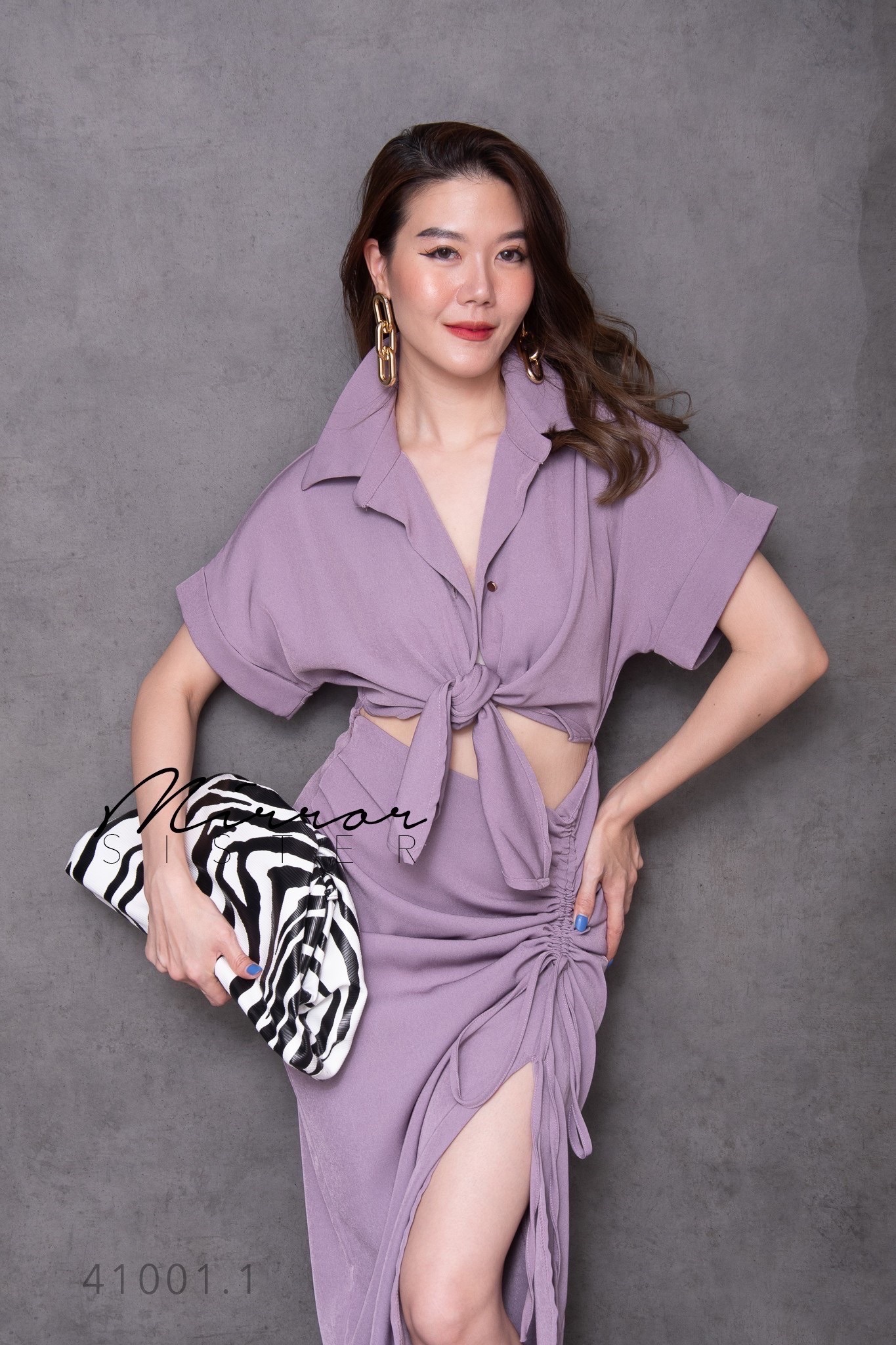 เดรสดีไซน์เก๋เหมือนใส่เสื้อเชิ้ตผูกเอวคูู่่กับกระโปรง แต่จริงๆแล้วเป็นชุดติดกัน ช่วงบนเป็นเชิ้ตแขนสั้น มีกระดุมผ่าหน้าเปิดปิดได้ ช่วงล่างเป็นกระโปรงทรงสอบ แต่งรูดขึ้นลงได้ตามสไตล์ที่ชอบ