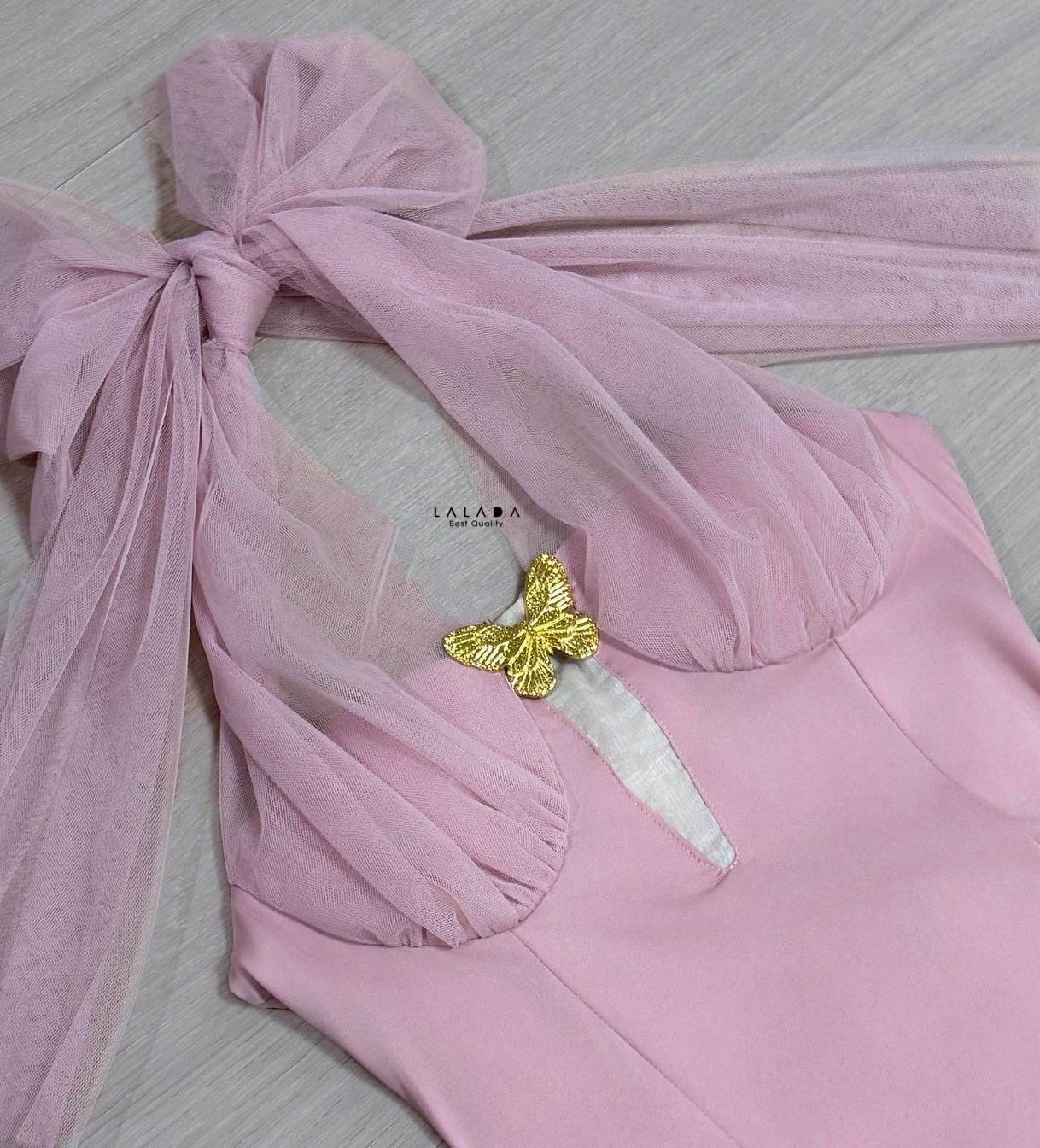 maxi dress เรียบหรู คล้องคอช่วงอกแต่งผ้าซีทรู เสริมฟองน้ำ + เข็มกลัดติดได้ตามใจชอบ แต่งดอกไม้ช่วงเอว ผ่าหน้า งานซิปหลัง ตัดเย็บอย่างดี การันตีเลยค่ะ แนะนำเลยค่ะพี่ๆ