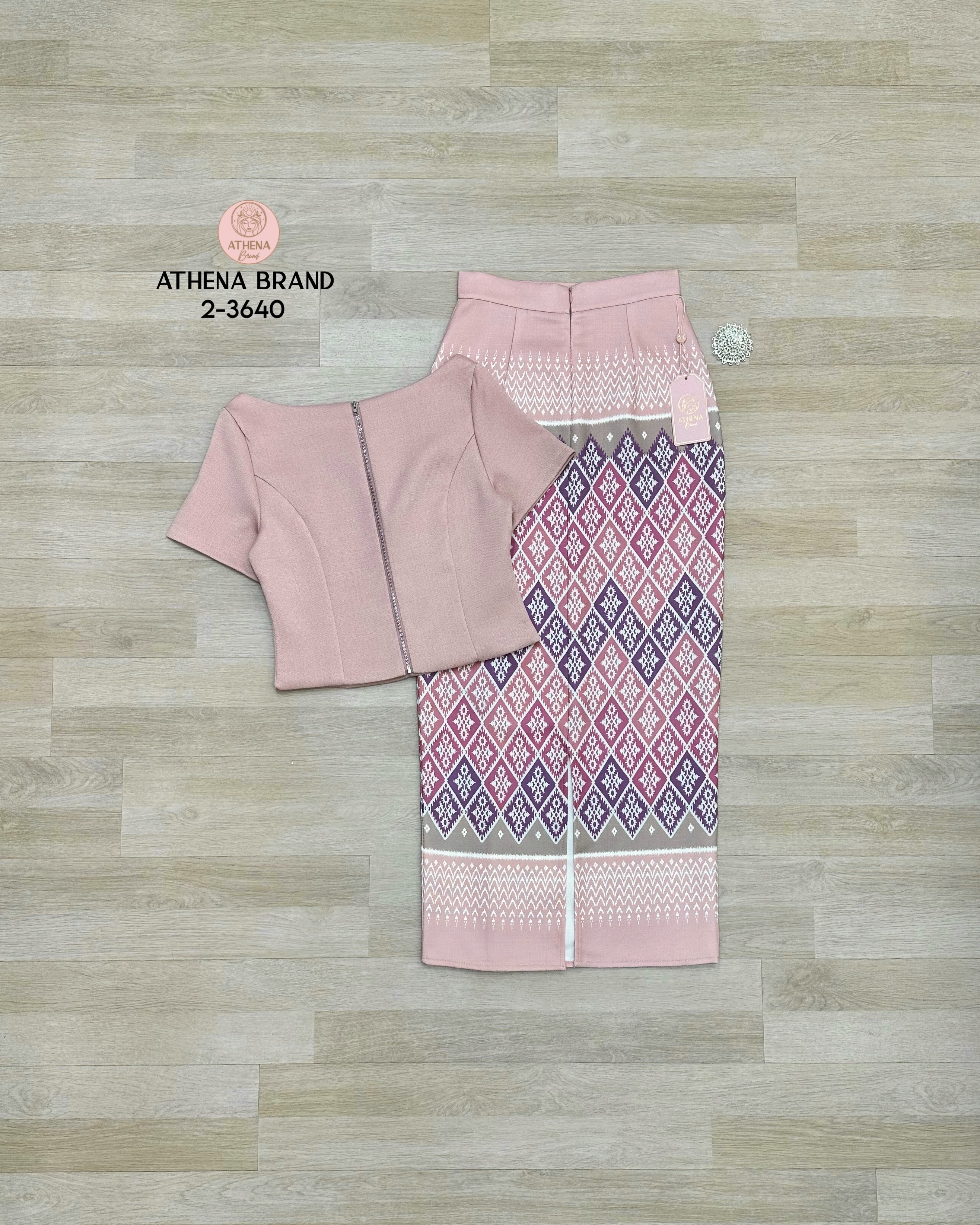 Tag 🔖 :Athena (อธีน่า) Brand Detail :: เสื้อ+กระโปรง+เข็มกลัด Set 3 ชิ้น เสื้อดีไซน์ด้านหน้าตกแต่งกระดุมเรียงหลอก มีซับในสวมใส่แบบซิปด้านหลัง และมาคู่กับเข็มกลัดเพชรสวยหรูหรา(สามารถถอดออกได้) แมตช์มาคู่กับกระโปรงพิมพ์ลายป้ายทบคล้ายงานผ้าซิ่นป้ายสำ