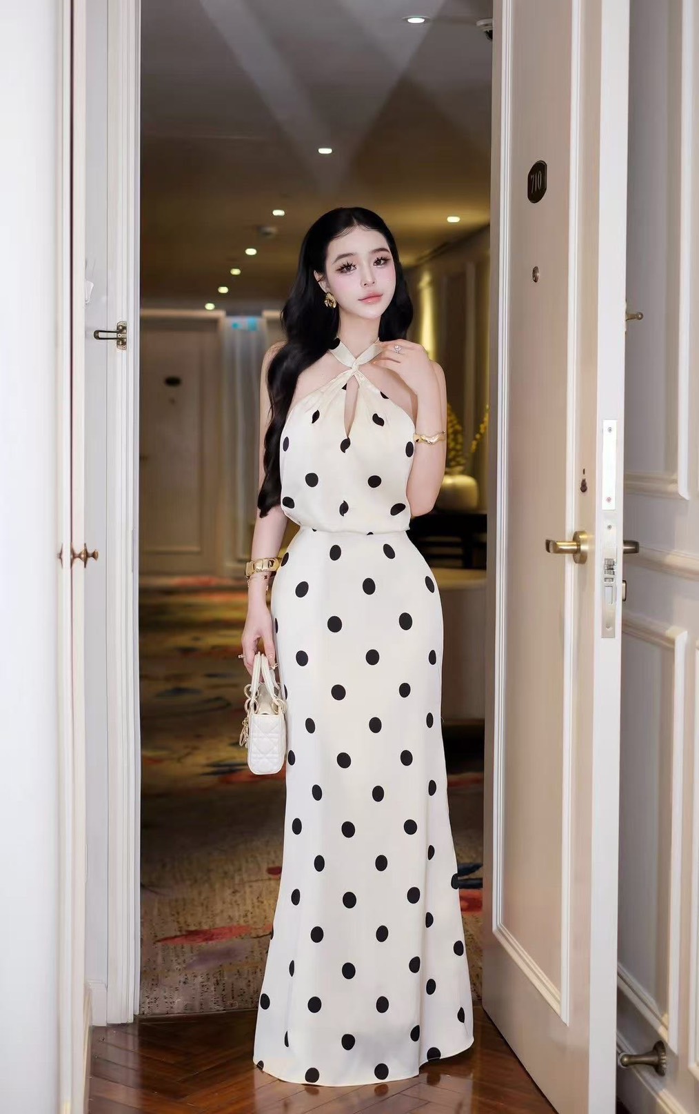 Set2 ชิ้น เสื้อทรงฮอลเตอร์ผูกคอด้านหลัง ดีเทลจับจีบตรงอก (อกเสริมฟองน้ำ ซิปข้าง )มาพร้อมเข็มกลัดเพิ่มความเก๋ มีซับใน กระโปรงยาวพริ้วสวยเข้ารูป แต่งชับในสีขาว (ซิปหลัง) เนื้อผ้าซาตินอย่างดี ลาย polka dot