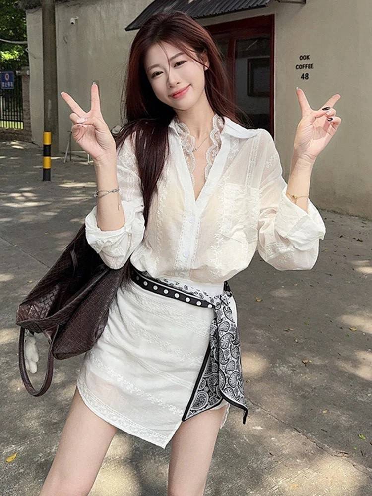 Set 3 ชิ้น เสื้อเชิ้ตแขนยาวลายลูกไม้ปกแต่งริมลูกไม้ มีกระเป๋า + ผ้าผูกเอว+กางเกงกระโปรงป้าย ซิปรูดข้าง เอวด้านหลังสม็อค