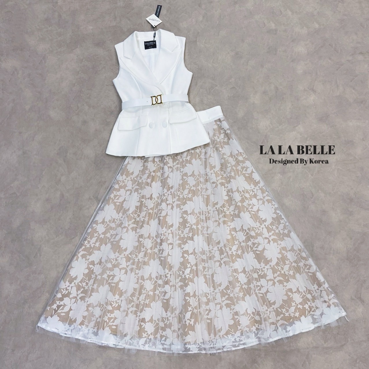 เซต3ชิ้นเสื้อสูทคอปกแขนกุดกระดุมหน้าพร้อมกระดุมแปกกันโป๊ช่วงคอวีเสื้อตัดเย็บด้วยเนื้อผ้าสูทอัดกาวเนื้อผ้ามีน้ำหนักอยู่ทรงสวยทรงเสื้อเข้ารูปเข้าทรงตัดตามไซส์เข้ารูปช่วงเอวมาพร้อมเข็มขัดเข้าชุดและกระโปรงยาว3ชั้นซับในสีเนื้อผ้าตาข่ายลายดอกไม้และผ้าตาข่ายซีทู