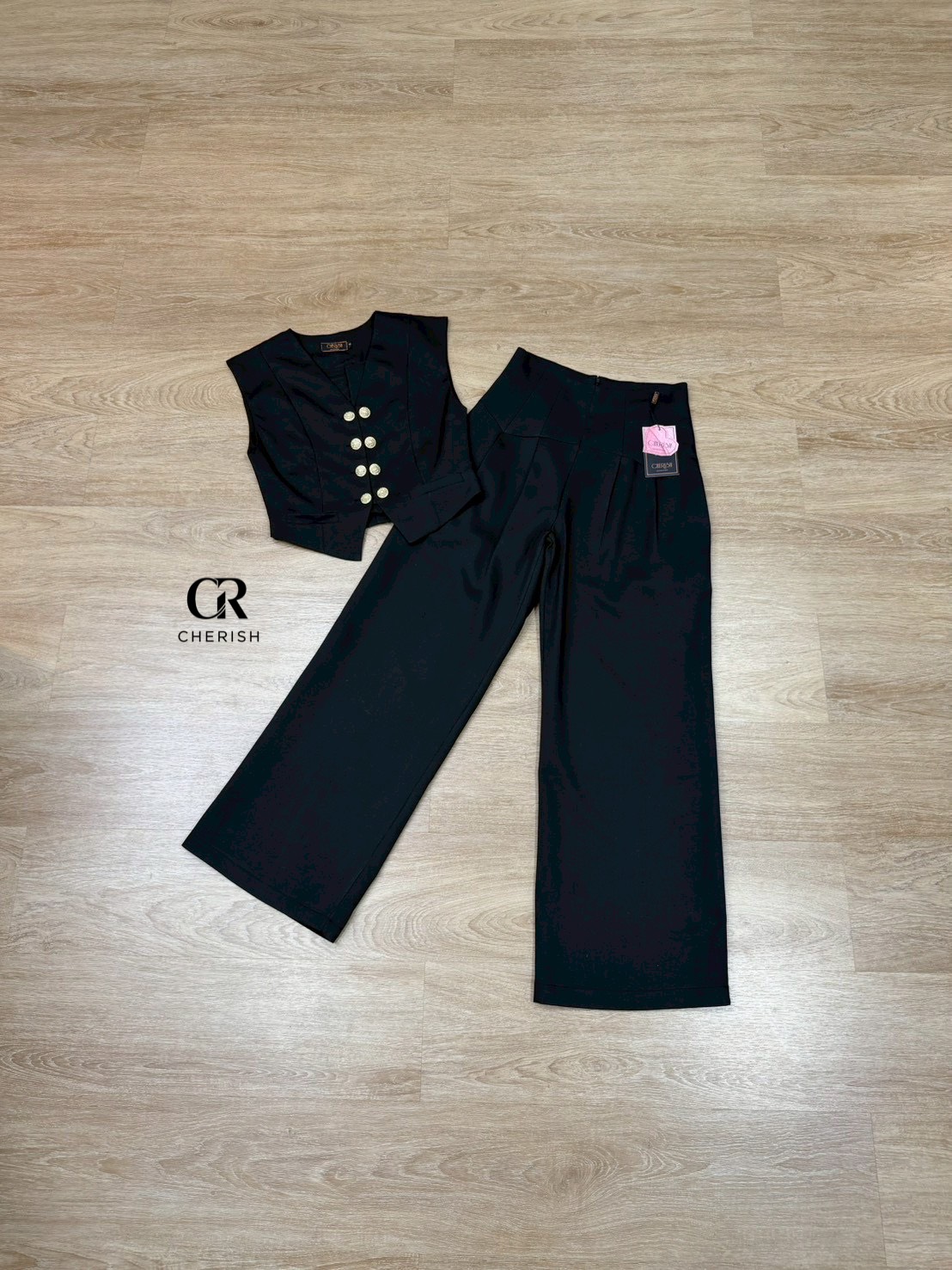 ชุดเซ็ท เสื้อ+กางเกง ตัวเสื้อคอวี แต่งกระดุมสีทองทำให้ดูเก๋มากยิ่งขึ้น มาพร้อมตัวกางเกงเอวสูงขากระบอกใหญ่ใส่สบาย มีกระเป๋า 2 ข้างใช้งานได้จริง ชุดสวยโดดเด่นแบบใหม่ ต้องมีนะคร่า