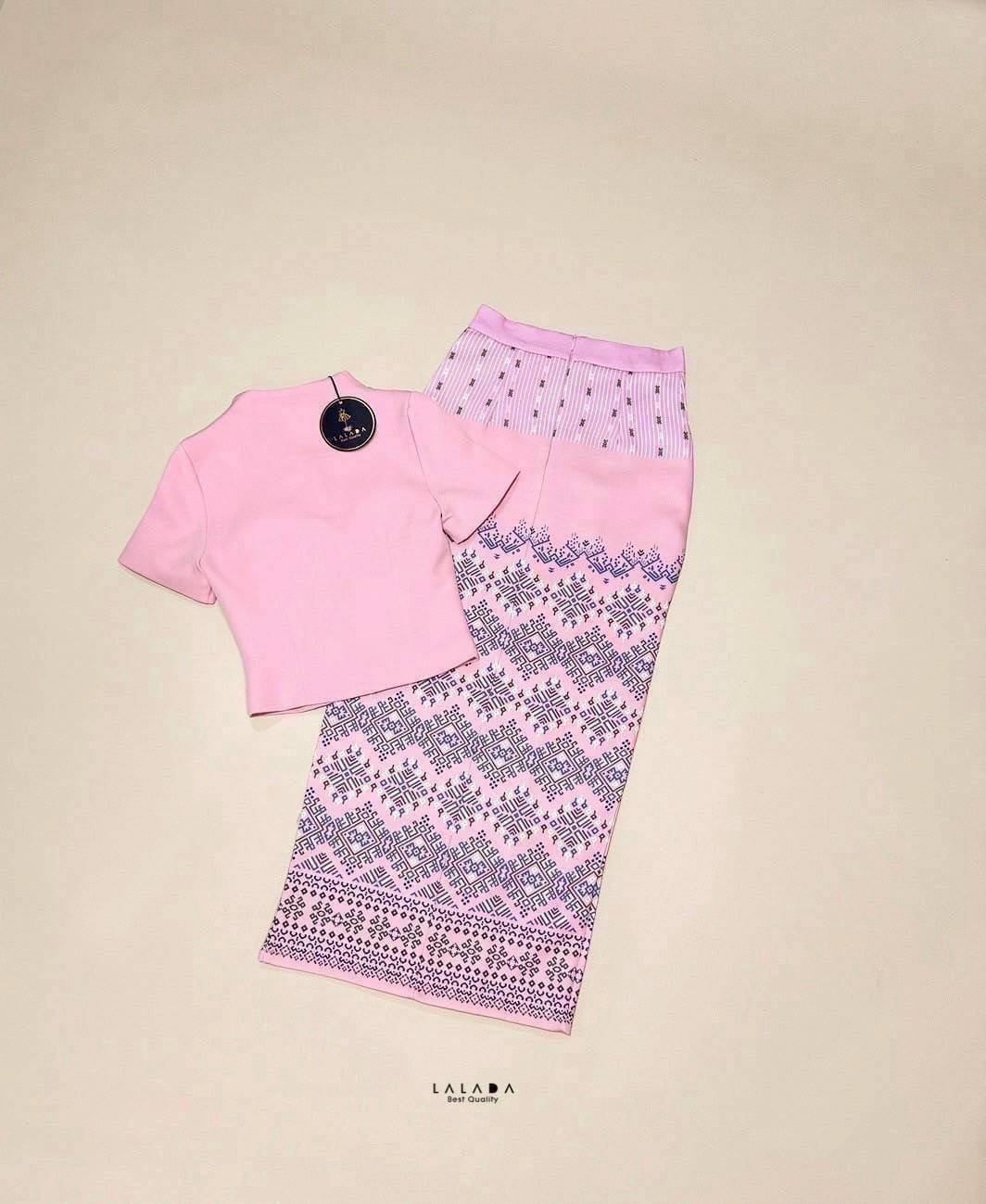 #งามอย่างไทย #ชุดไทย •Detail : set 2 ชิ้น ผ้าไทย ชุดไปทำบุญ ชุดไปงาน พร้อมส่งค่า เสื้อคอวีสีชมพูกระดุมหน้า ช่วงอกเสริมฟองน้ำแมทช์กับผ้าถุงสำเร็จ ผ้าพิมพ์ลายมีซิบหลัง สวมใส่สะดวก สวยหวานฉ่ำๆ งานบุญ งานบวชได้หมดเลยค่ะ