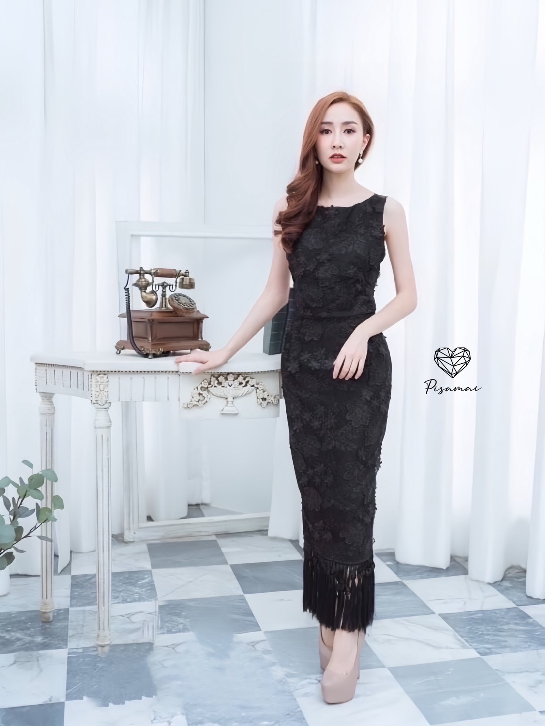 เดรสแขนกุดสีดำตัวยาวมาในงานผ้าลูกไม้ฉลุนูนสีดำ ด้านหลังเป็นทรงเปิดหลัง ช่วงชายแต่งพู่เส้น เทคเจอร์ผ้าสวยสวยมากๆค่า ต้องมีเลยค่า