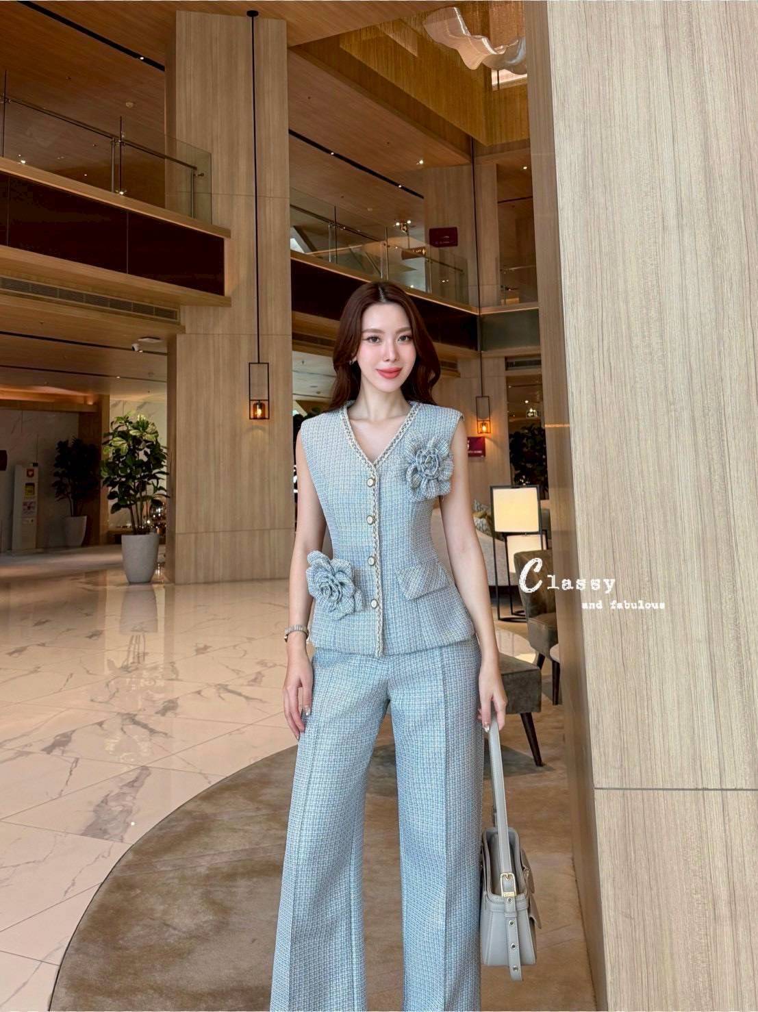 Set เสื้อแขนกุดคอวีผ้าทวิตเกรดดีทั้งตัว มีตกแต่งขอบด้วยเส้นลูกไม้สวยๆ ที่เสื้อ +ดอกไม้เข็มกลัด 2 ดอก+ กางเกงขายาวตีเกล็ดด้านหน้า ใส่แล้วดู chic สวยเก๋มากๆ ค่ะ