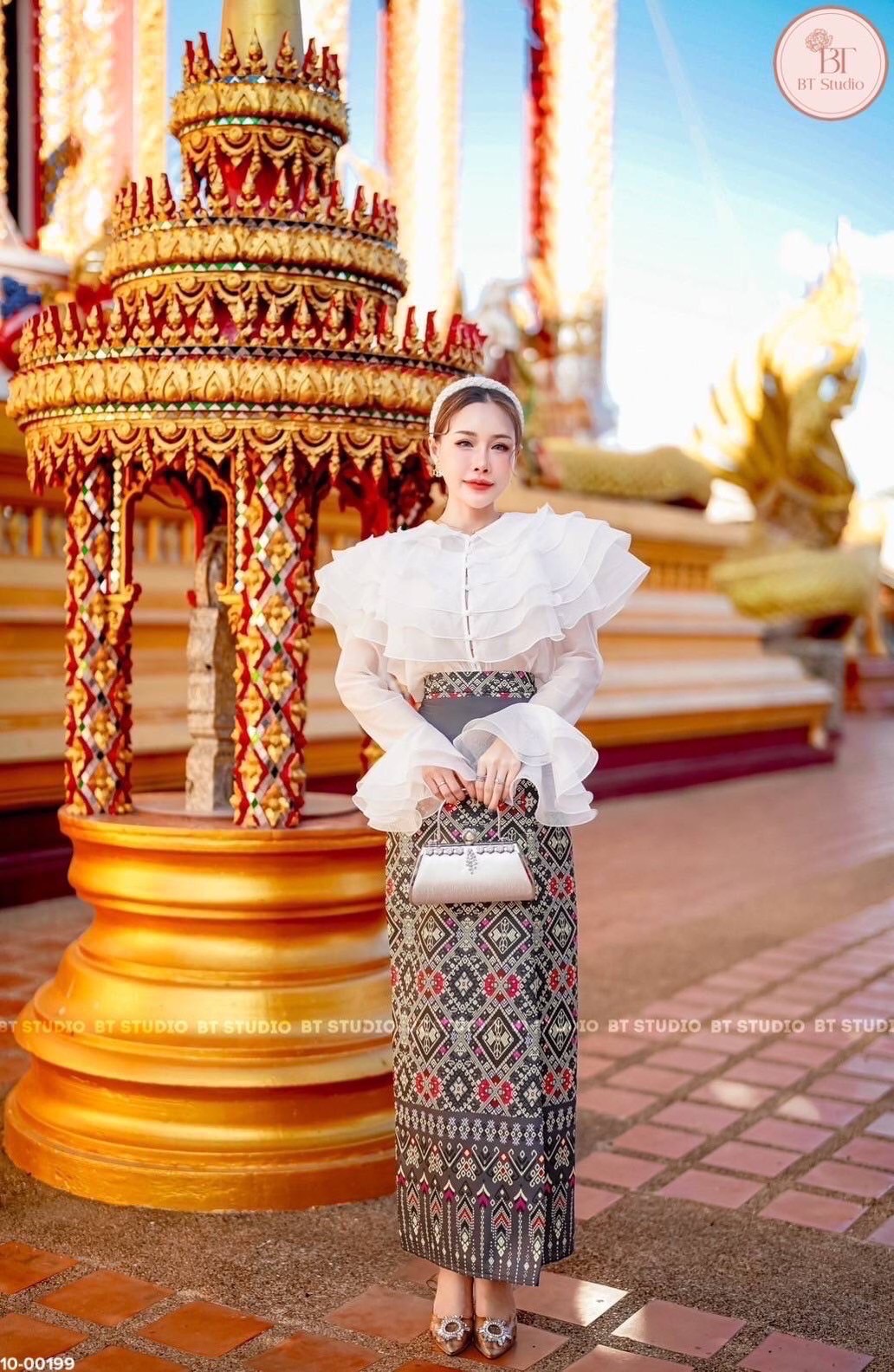 TAG : BT studio DETAIL : เซท 2 ชิ้น เสื้อระบายคอเป็นชั้น ๆ แขนยาวปลายแขนแต่งระบายออก กระดุมหน้า มาพร้อมผ้าถุงพิมพ์ลายสำเร็จ งานสวยเนื้อผ้าดี คัตติ๊งสวยมากค่ะ ใส่แมทซ์กันแล้วดูแพงมากคร้าา